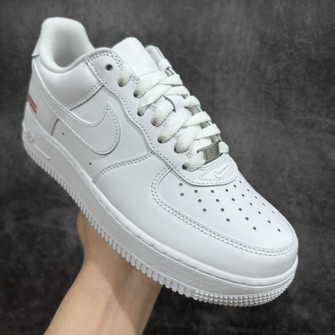 图片[3]-【G版纯原】Supreme X NK AIR Force 1 Low 空军一号联名 白红 CU9225-100同步官方2022全新版本 全新翻盖原盒配件 不规则波浪大底咬花 全鞋电脑针车 工整有序 视觉效果满分 原厂拉帮手法 标准四线 密度针距针孔大小控制到位 原装反口里网布海绵 正确卡色网眼大小 新版鞋撑改用纸团代替 原厂港宝加持完美还原灵魂版型 原盒原配从里到外百分百还原 原厂全头层原厂皮料 原标原盒 内置Sole气垫 中底白色背胶 中底划线 已经无限的接近公司 原厂楦头 原厂刺绣 后跟弧度修正 独家私模最大开发到48.5  尺码：35.5 36 36.5 37.5 38 38.5 39 40 40.5 41 42 42.5 43 44 44.5 45 46 47.5 48.5-莆田鞋批发中心