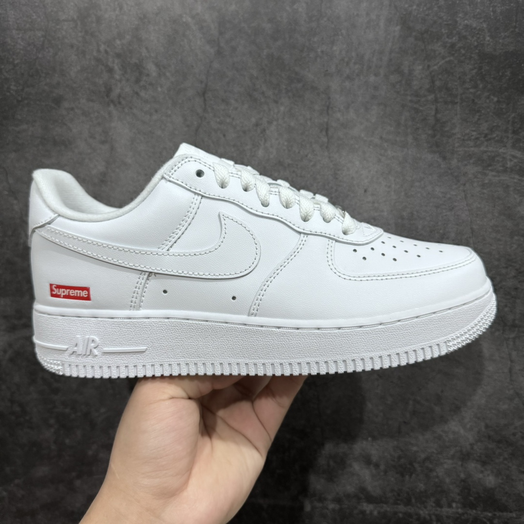 【G版纯原】Supreme X NK AIR Force 1 Low 空军一号联名 白红 CU9225-100同步官方2022全新版本 全新翻盖原盒配件 不规则波浪大底咬花 全鞋电脑针车 工整有序 视觉效果满分 原厂拉帮手法 标准四线 密度针距针孔大小控制到位 原装反口里网布海绵 正确卡色网眼大小 新版鞋撑改用纸团代替 原厂港宝加持完美还原灵魂版型 原盒原配从里到外百分百还原 原厂全头层原厂皮料 原标原盒 内置Sole气垫 中底白色背胶 中底划线 已经无限的接近公司 原厂楦头 原厂刺绣 后跟弧度修正 独家私模最大开发到48.5  尺码：35.5 36 36.5 37.5 38 38.5 39 40 40.5 41 42 42.5 43 44 44.5 45 46 47.5 48.5-莆田鞋批发中心