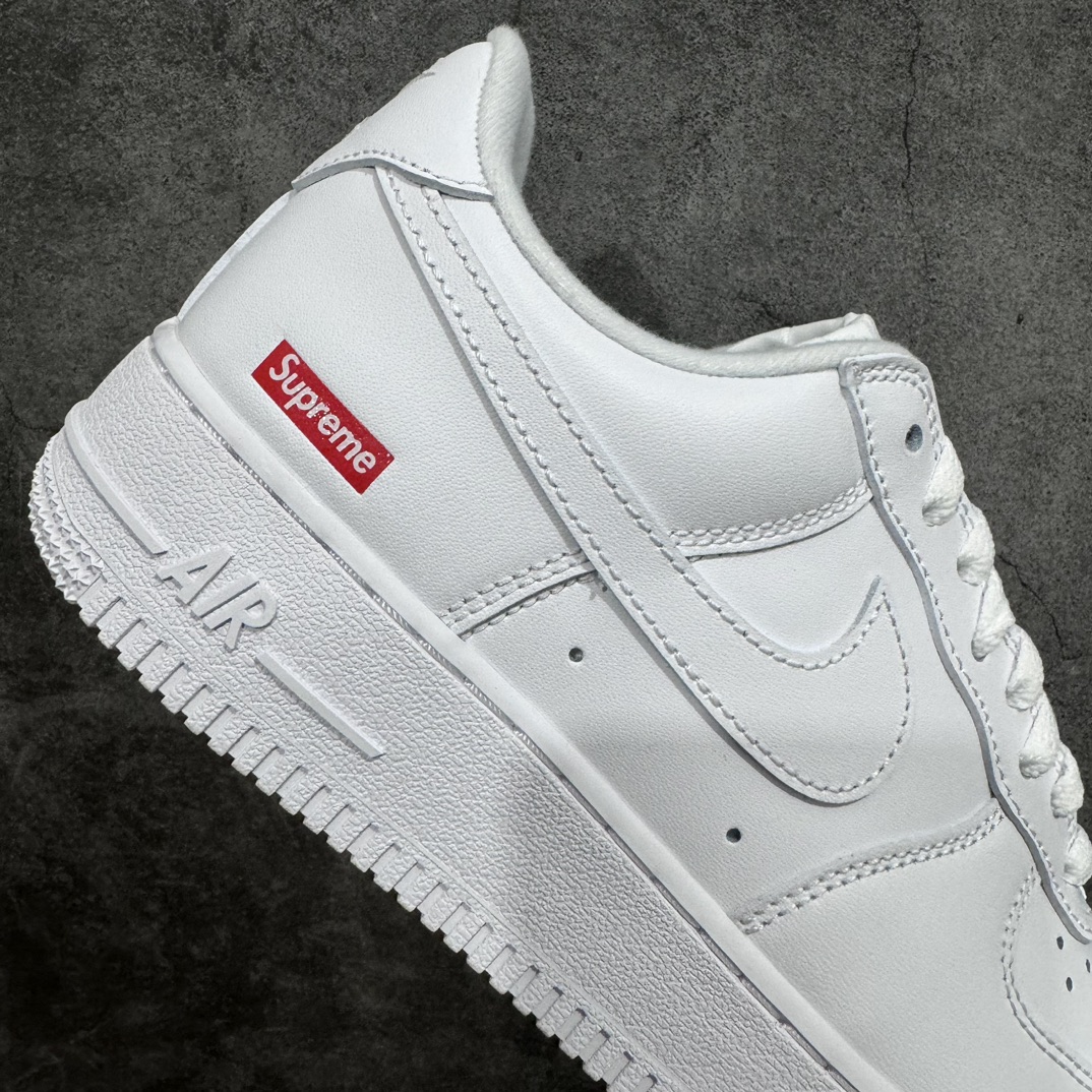 图片[7]-【G版纯原】Supreme X NK AIR Force 1 Low 空军一号联名 白红 CU9225-100同步官方2022全新版本 全新翻盖原盒配件 不规则波浪大底咬花 全鞋电脑针车 工整有序 视觉效果满分 原厂拉帮手法 标准四线 密度针距针孔大小控制到位 原装反口里网布海绵 正确卡色网眼大小 新版鞋撑改用纸团代替 原厂港宝加持完美还原灵魂版型 原盒原配从里到外百分百还原 原厂全头层原厂皮料 原标原盒 内置Sole气垫 中底白色背胶 中底划线 已经无限的接近公司 原厂楦头 原厂刺绣 后跟弧度修正 独家私模最大开发到48.5  尺码：35.5 36 36.5 37.5 38 38.5 39 40 40.5 41 42 42.5 43 44 44.5 45 46 47.5 48.5-莆田鞋批发中心