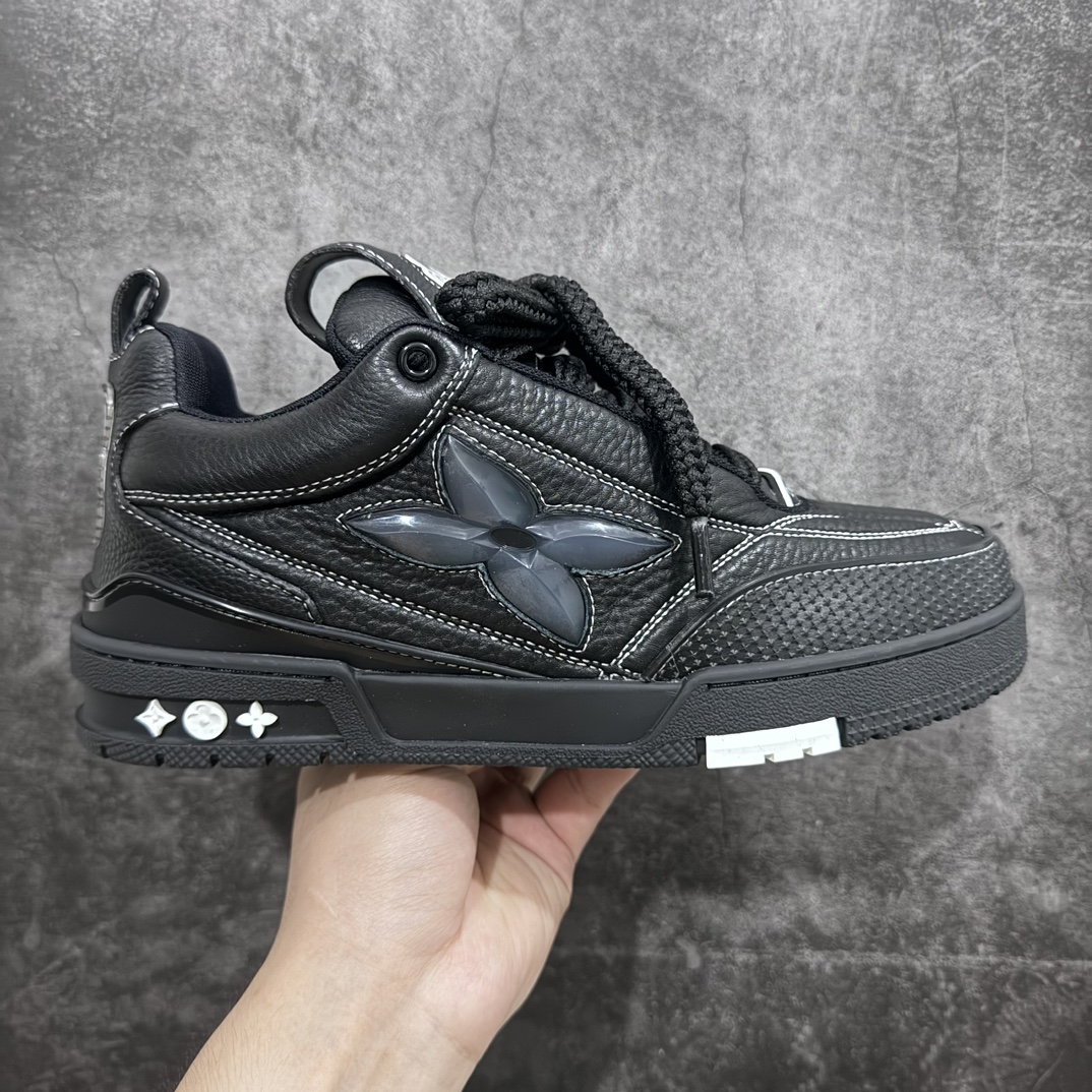 【广东顶级纯原】路易威登Louis Vuitton LV Skate 1854 Low Sneaker LV54系列低帮复古百搭休闲运动文化滑板板鞋nn此次以粒面牛皮革焕新呈现 大号四叶草Monogram 花卉绽放一侧，加垫鞋领和鞋舌援引滑板鞋设计，科技双鞋带和橡胶外底完善整体n采用进口固色与粒面牛剖革结合科技网格面料鞋面材质  鞋垫嵌入超软脚感EVA物料 后跟耐弯折滴塑支撑片全新开发TPU光泽组合隔色鞋底 附送快递加固包装壳nSize ：35-45-莆田鞋批发中心