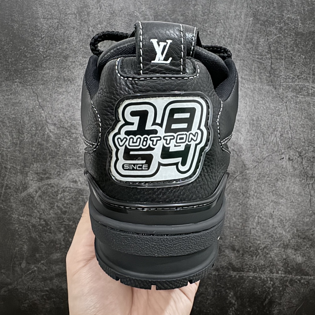 图片[4]-【广东顶级纯原】路易威登Louis Vuitton LV Skate 1854 Low Sneaker LV54系列低帮复古百搭休闲运动文化滑板板鞋nn此次以粒面牛皮革焕新呈现 大号四叶草Monogram 花卉绽放一侧，加垫鞋领和鞋舌援引滑板鞋设计，科技双鞋带和橡胶外底完善整体n采用进口固色与粒面牛剖革结合科技网格面料鞋面材质  鞋垫嵌入超软脚感EVA物料 后跟耐弯折滴塑支撑片全新开发TPU光泽组合隔色鞋底 附送快递加固包装壳nSize ：35-45-莆田鞋批发中心