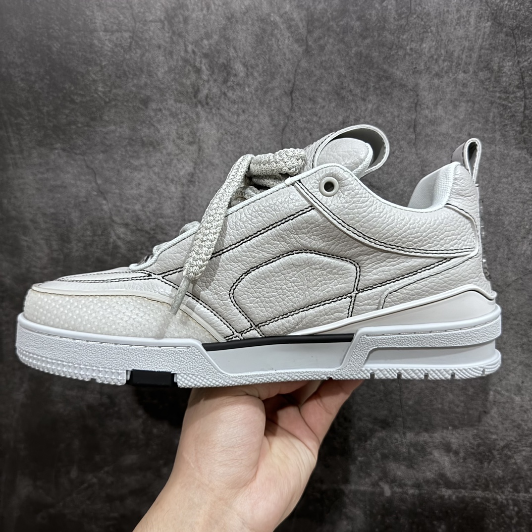 图片[2]-【广东顶级纯原】路易威登Louis Vuitton LV Skate 1854 Low Sneaker LV54系列低帮复古百搭休闲运动文化滑板板鞋 灰黑色nn此次以粒面牛皮革焕新呈现 大号四叶草Monogram 花卉绽放一侧，加垫鞋领和鞋舌援引滑板鞋设计，科技双鞋带和橡胶外底完善整体n采用进口固色与粒面牛剖革结合科技网格面料鞋面材质  鞋垫嵌入超软脚感EVA物料 后跟耐弯折滴塑支撑片全新开发TPU光泽组合隔色鞋底 附送快递加固包装壳nSize ：35-45-莆田鞋批发中心