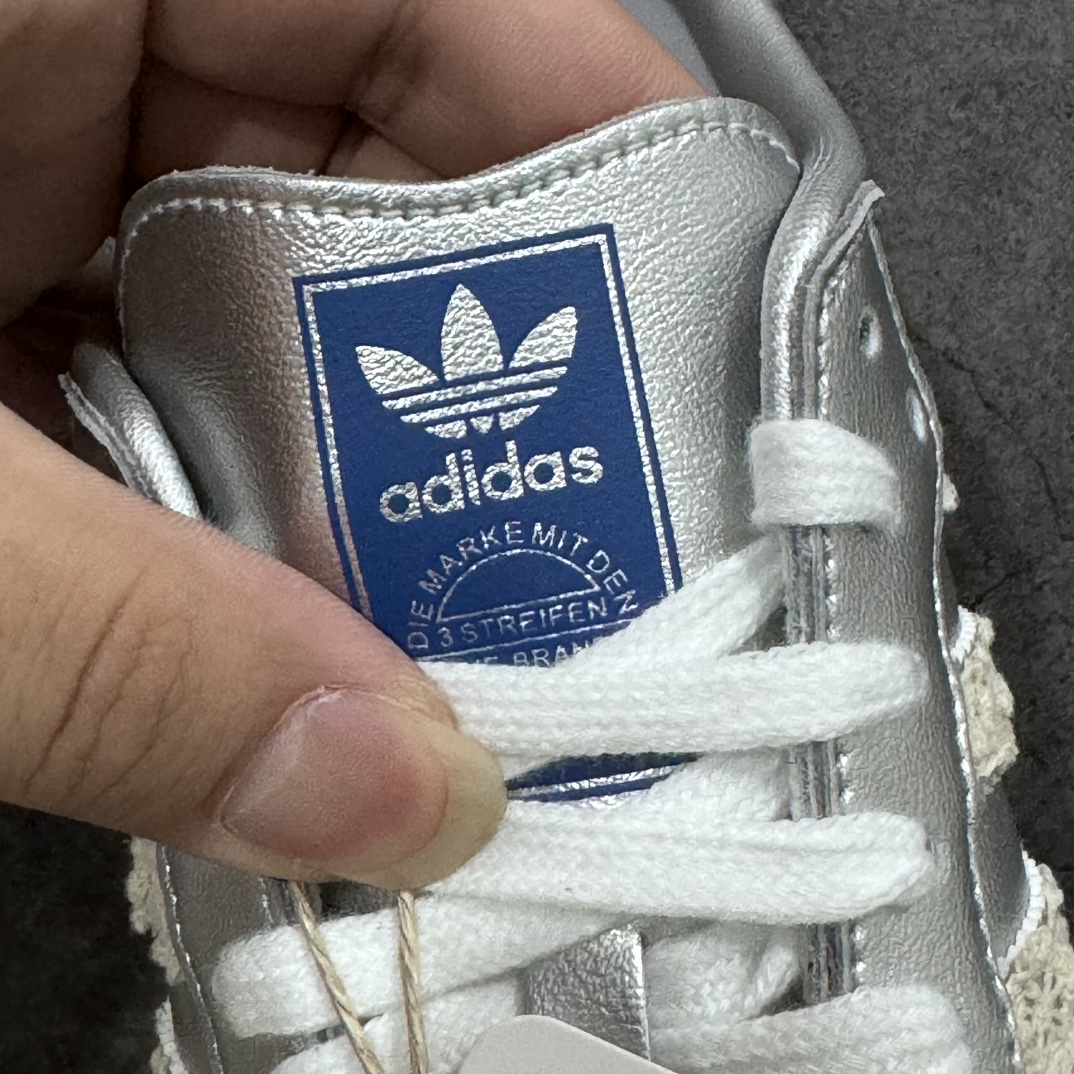 图片[3]-【纯原版本】阿迪达斯三叶草Adidas Originals Samba Vegan OG”SPD“桑巴舞系列绅士德训足球风百搭低帮休闲运动板鞋“银雾公主蕾丝边焦糖底” 货号：B75806nn全新高端零售平台专供品质出货全鞋身采用细腻甩纹头层牛皮 包括鞋舌也是头层皮立体Samba烫金 后跟港宝定型 皮料切割超高清洁度 私模大底 非市面公底 多次调试无色差大底 高价零售首选品质‼️ 尺码：36 36.5 37 38 38.5 39 40 40.5 41 42 42.5 43 44 44.5 45 46nn-莆田鞋批发中心