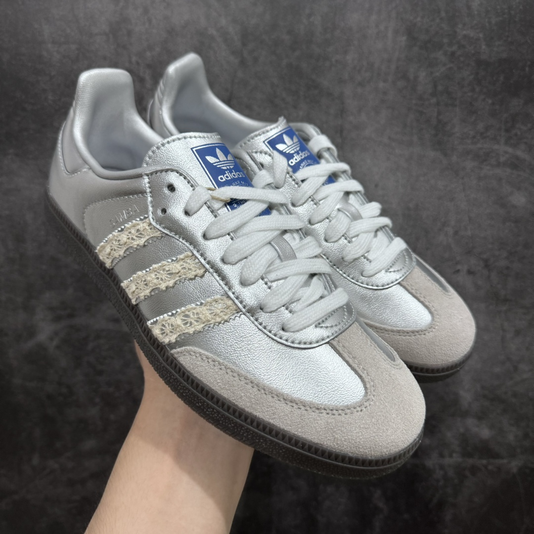 【纯原版本】阿迪达斯三叶草Adidas Originals Samba Vegan OG”SPD“桑巴舞系列绅士德训足球风百搭低帮休闲运动板鞋“银雾公主蕾丝边焦糖底” 货号：B75806nn全新高端零售平台专供品质出货全鞋身采用细腻甩纹头层牛皮 包括鞋舌也是头层皮立体Samba烫金 后跟港宝定型 皮料切割超高清洁度 私模大底 非市面公底 多次调试无色差大底 高价零售首选品质‼️ 尺码：36 36.5 37 38 38.5 39 40 40.5 41 42 42.5 43 44 44.5 45 46nn-莆田鞋批发中心