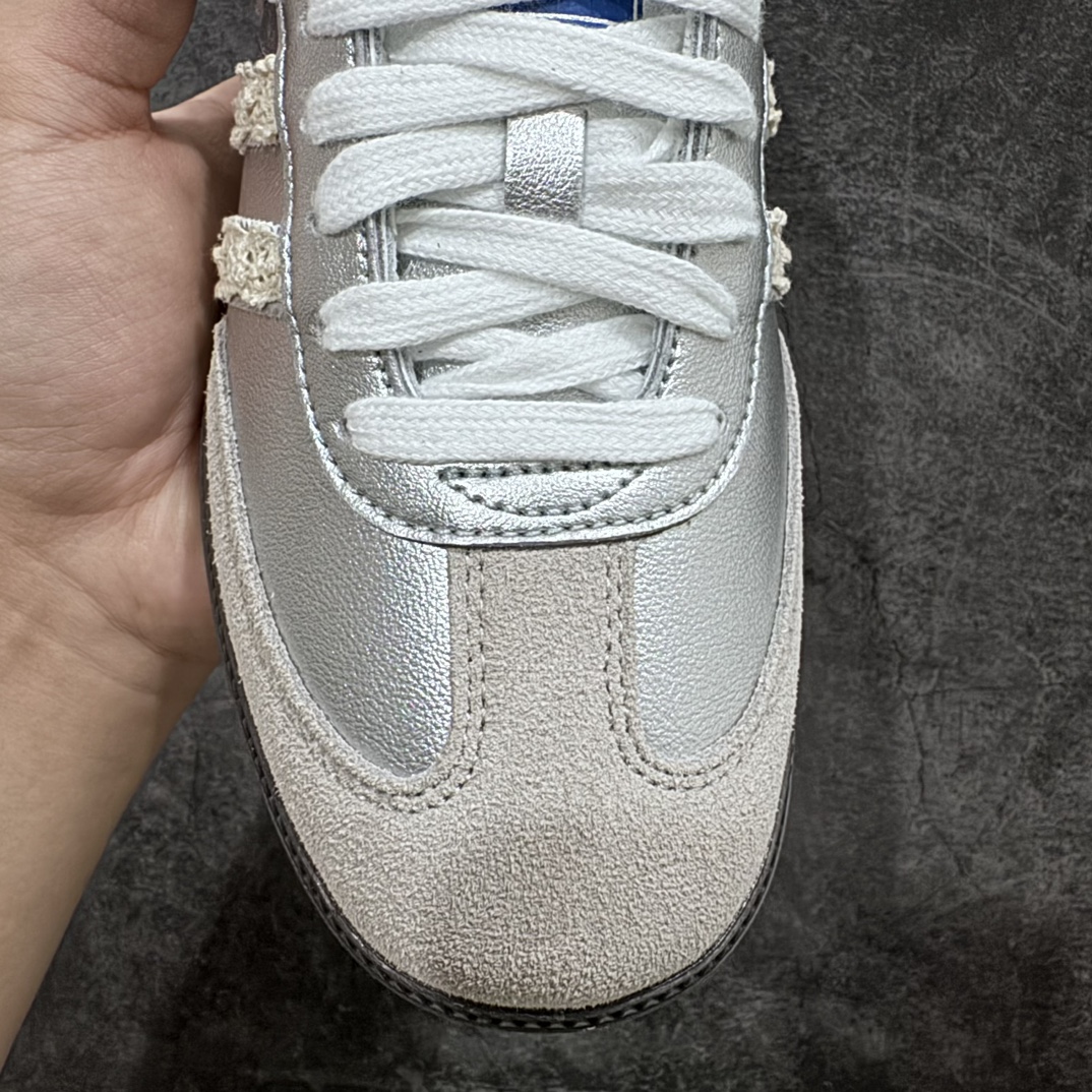 图片[4]-【纯原版本】阿迪达斯三叶草Adidas Originals Samba Vegan OG”SPD“桑巴舞系列绅士德训足球风百搭低帮休闲运动板鞋“银雾公主蕾丝边焦糖底” 货号：B75806nn全新高端零售平台专供品质出货全鞋身采用细腻甩纹头层牛皮 包括鞋舌也是头层皮立体Samba烫金 后跟港宝定型 皮料切割超高清洁度 私模大底 非市面公底 多次调试无色差大底 高价零售首选品质‼️ 尺码：36 36.5 37 38 38.5 39 40 40.5 41 42 42.5 43 44 44.5 45 46nn-莆田鞋批发中心