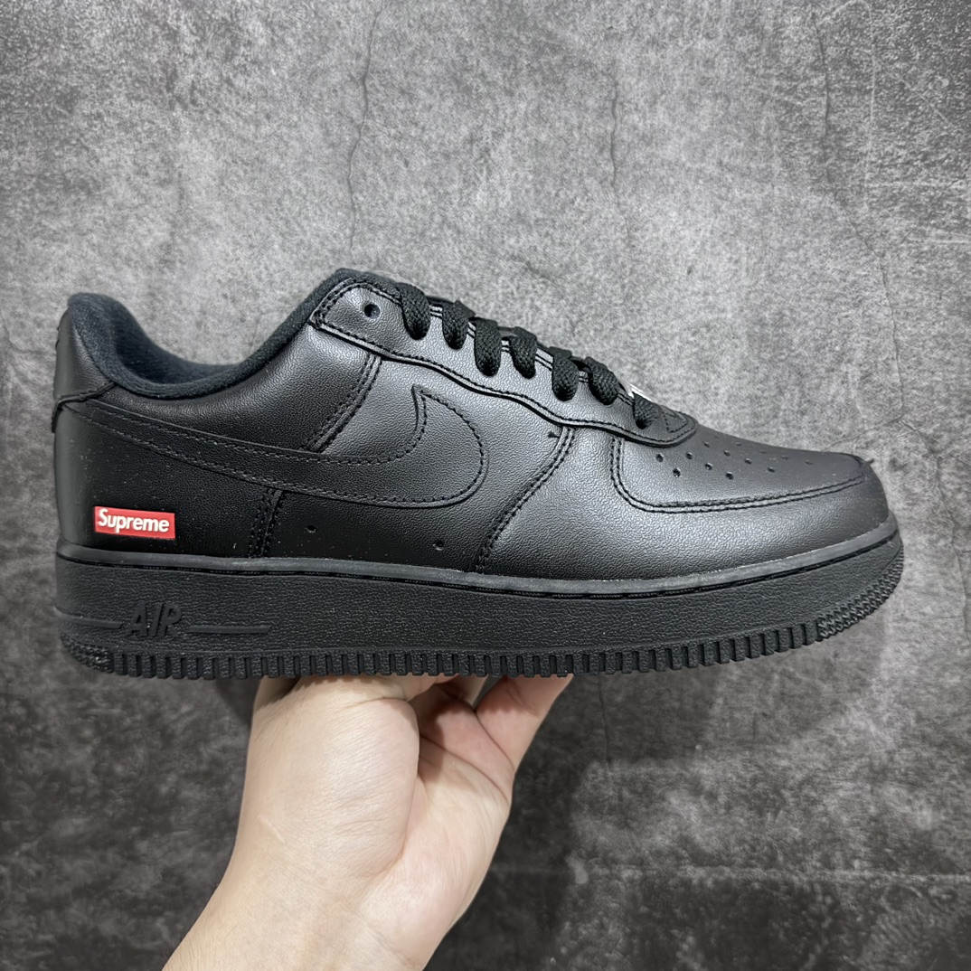 【G版纯原】Supreme X NK AIR Force 1 Low 空军一号联名 黑红 CU9225-001 同步官方2022全新版本n全新翻盖原盒配件 不规则波浪大底咬花 全鞋电脑针车 工整有序 视觉效果满分 原厂拉帮手法 标准四线 密度针距针孔大小控制到位 原装反口里网布海绵 正确卡色网眼大小 新版鞋撑改用纸团代替 原厂港宝加持完美还原灵魂版型 原盒原配从里到外百分百还原 原厂全头层原厂皮料 原标原盒 内置Sole气垫 中底白色背胶 中底划线 已经无限的接近公司 原厂楦头 原厂刺绣 后跟弧度修正 独家私模最大开发到48.5n 尺码：35.5 36 36.5 37.5 38 38.5 39 40 40.5 41 42 42.5 43 44 44.5 45 46 47.5 48.5-莆田鞋批发中心