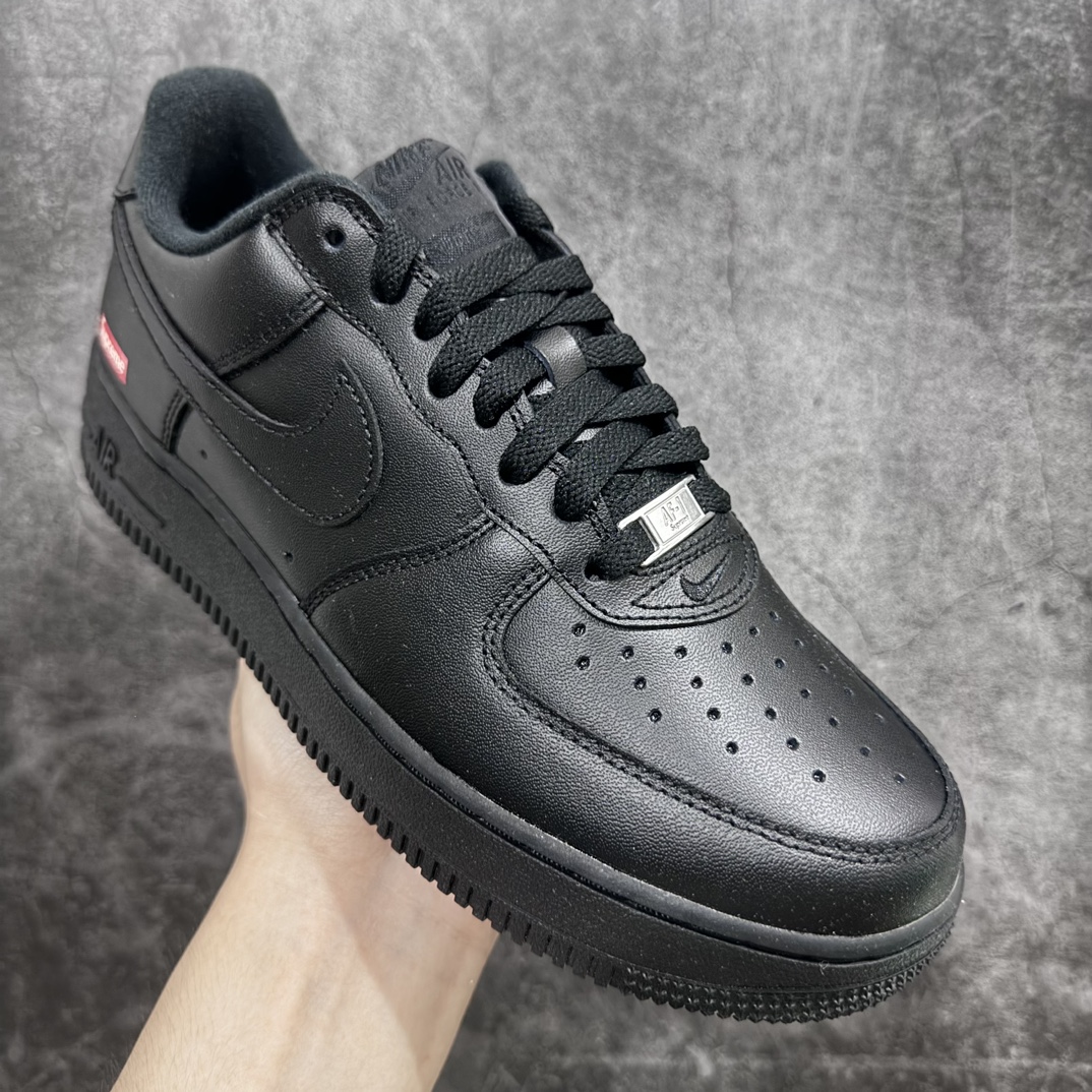 图片[3]-【G版纯原】Supreme X NK AIR Force 1 Low 空军一号联名 黑红 CU9225-001 同步官方2022全新版本n全新翻盖原盒配件 不规则波浪大底咬花 全鞋电脑针车 工整有序 视觉效果满分 原厂拉帮手法 标准四线 密度针距针孔大小控制到位 原装反口里网布海绵 正确卡色网眼大小 新版鞋撑改用纸团代替 原厂港宝加持完美还原灵魂版型 原盒原配从里到外百分百还原 原厂全头层原厂皮料 原标原盒 内置Sole气垫 中底白色背胶 中底划线 已经无限的接近公司 原厂楦头 原厂刺绣 后跟弧度修正 独家私模最大开发到48.5n 尺码：35.5 36 36.5 37.5 38 38.5 39 40 40.5 41 42 42.5 43 44 44.5 45 46 47.5 48.5-莆田鞋批发中心