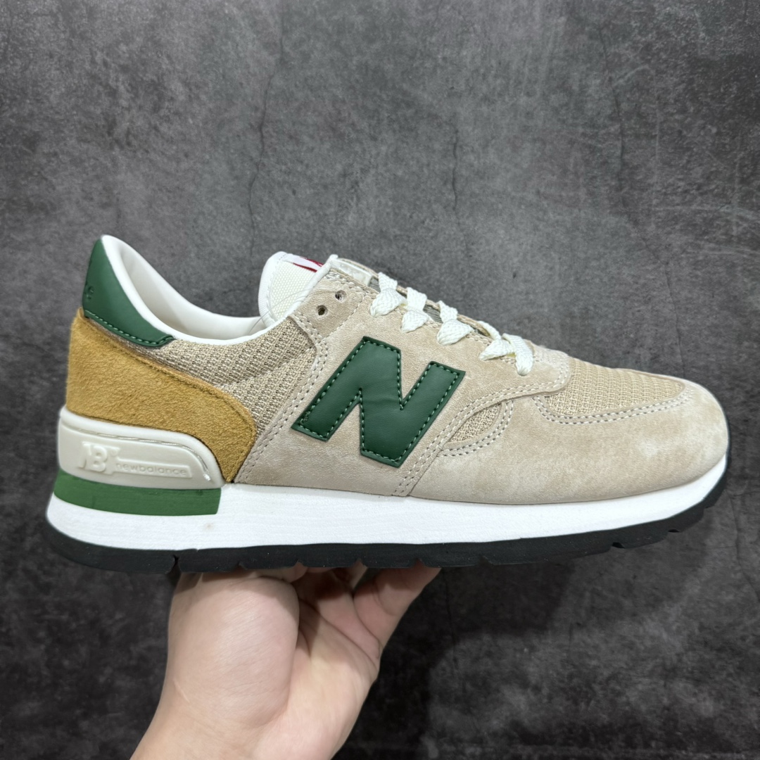 【K版纯原】New Balance Made in USA NB990V1 新百伦高端美产系列低帮经典复古休闲运动慢跑鞋 M990TG1n1982 年，New Balance 990v1 横空出世。它是 New Balance 第一双「Made in USA」的美产球鞋，纯手工打造，搭载了 MCD 足跟稳定系统，3 层结构的 EVA 中底，以及意大利产的 Vibram 大底！每处设计都代表着 New Balance 当年的尖端科技！那个年代，运动鞋的均价不过 10 美元左右，而 New Balance 990v1 的定价却是 100 美元 ～ 高昂的定价并没有使它滞销，反而 1 年之内卖了 5 万双！990v1 作为 New Balance 99X 家族的鼻祖，它奠定了整个系列的基调，而且影响了无数的后续设计，意义深远。在这个复古跑大热的时代里，个人认为990是依然非常值得购入的球鞋之一，不管是海军蓝，黑白，或者是灰色，都是追求舒适脚感，朴实外形鞋友的好选择！ 尺码：36 37 37.5 38 38.5 39 40 40.5 41 42 42.5 43 44 45-莆田鞋批发中心