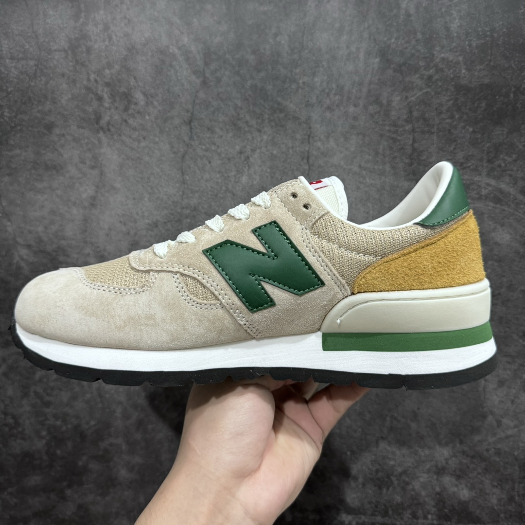 图片[2]-【K版纯原】New Balance Made in USA NB990V1 新百伦高端美产系列低帮经典复古休闲运动慢跑鞋 M990TG1n1982 年，New Balance 990v1 横空出世。它是 New Balance 第一双「Made in USA」的美产球鞋，纯手工打造，搭载了 MCD 足跟稳定系统，3 层结构的 EVA 中底，以及意大利产的 Vibram 大底！每处设计都代表着 New Balance 当年的尖端科技！那个年代，运动鞋的均价不过 10 美元左右，而 New Balance 990v1 的定价却是 100 美元 ～ 高昂的定价并没有使它滞销，反而 1 年之内卖了 5 万双！990v1 作为 New Balance 99X 家族的鼻祖，它奠定了整个系列的基调，而且影响了无数的后续设计，意义深远。在这个复古跑大热的时代里，个人认为990是依然非常值得购入的球鞋之一，不管是海军蓝，黑白，或者是灰色，都是追求舒适脚感，朴实外形鞋友的好选择！ 尺码：36 37 37.5 38 38.5 39 40 40.5 41 42 42.5 43 44 45-莆田鞋批发中心