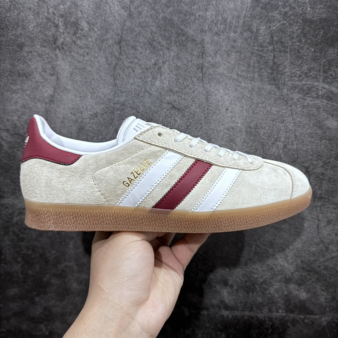 【纯原版】Ad Originals Gazelle W 白灰红尾 三叶草复古休闲防滑耐磨低帮板鞋 货号：IG0672市场最高版本完美还原zp细节，注意区别市场任何版本，完全不是一路货色‼️n全鞋原材料打造，无任何色差，正确鞋型，后跟港宝材料定型，正确微透生胶大底，反口内里头层细腻小牛皮，纸板中底 鞋垫背胶，侧面正确烫金压印字母，所有细节完美还原‼️ 尺码：35 36 36.5 37 38 38.5 39 40 40.5 41 42 42.5 43 44 44.5 45n-莆田鞋批发中心