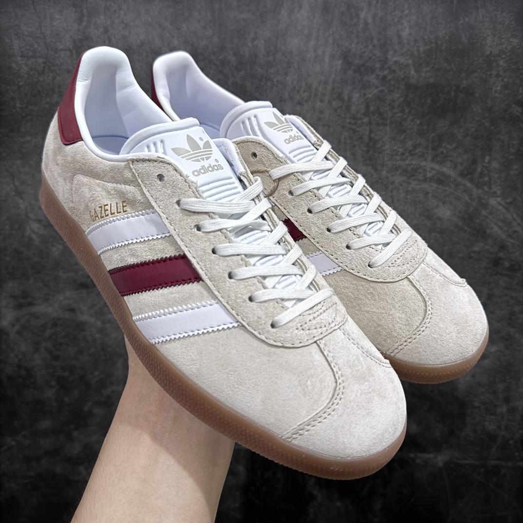 【纯原版】Ad Originals Gazelle W 白灰红尾 三叶草复古休闲防滑耐磨低帮板鞋 货号：IG0672市场最高版本完美还原zp细节，注意区别市场任何版本，完全不是一路货色‼️n全鞋原材料打造，无任何色差，正确鞋型，后跟港宝材料定型，正确微透生胶大底，反口内里头层细腻小牛皮，纸板中底 鞋垫背胶，侧面正确烫金压印字母，所有细节完美还原‼️ 尺码：35 36 36.5 37 38 38.5 39 40 40.5 41 42 42.5 43 44 44.5 45n-莆田鞋批发中心