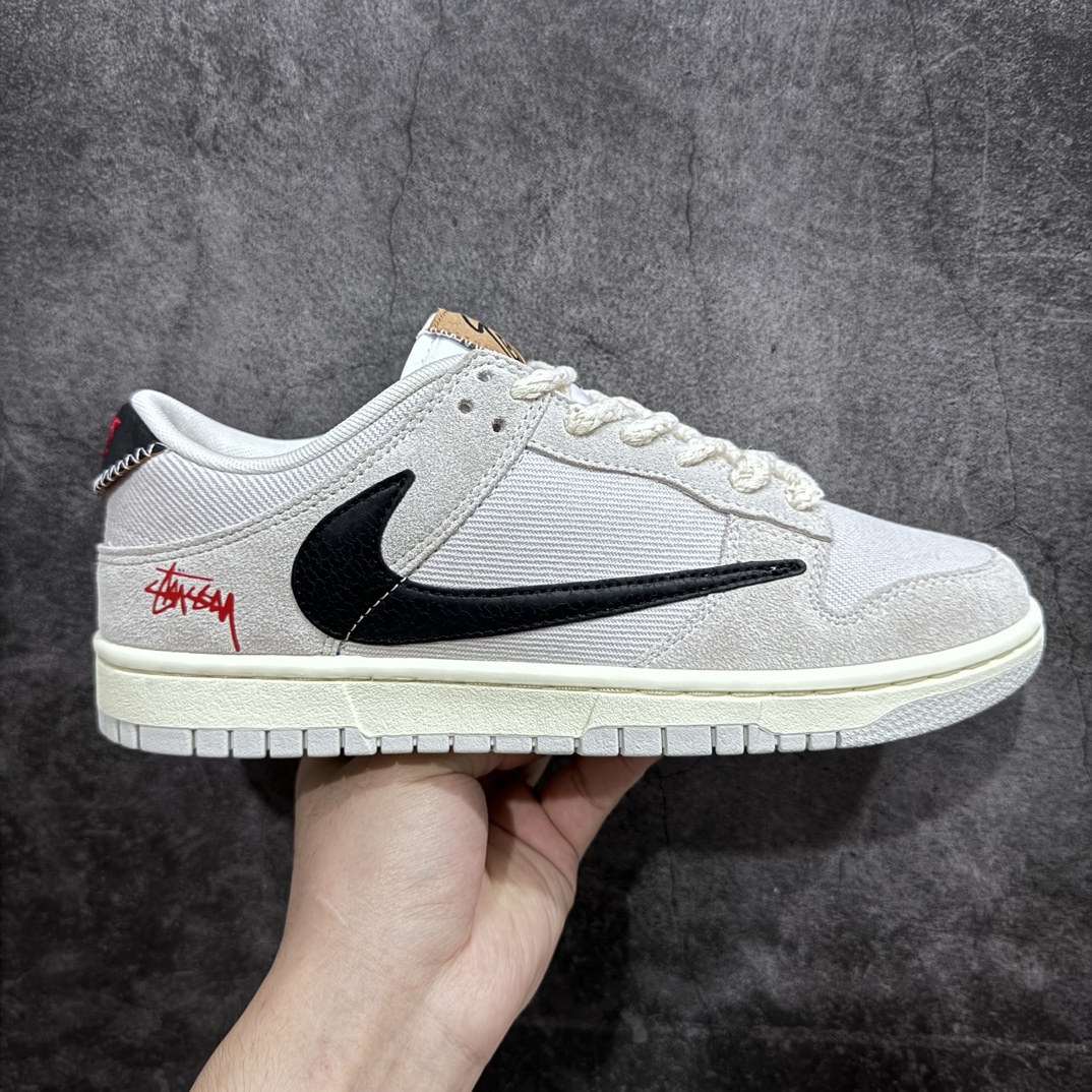 【纯原Z版】Stussy x NK SB Dunk Low 斯图西联名 米白 DD9776-068 独家原厂航空铝磨具打磨大底 鞋头坡度极致还原 原盒原配 圈内天花板工艺 原厂冲刀 超高清洁度 全鞋零毛边皮料切割 全套原楦原模倾力打造完美版型 采用原厂百宏鞋带以及原厂百宏织唛舌标 内标可供原厂几率过验 原厂中底布黄色点胶 原厂中底布拉帮走线遵循公司‼️nSIZE：36 36.5 37.5 38 38.5 39 40 40.5 41 42 42.5 43 44 44.5 45 46-莆田鞋批发中心