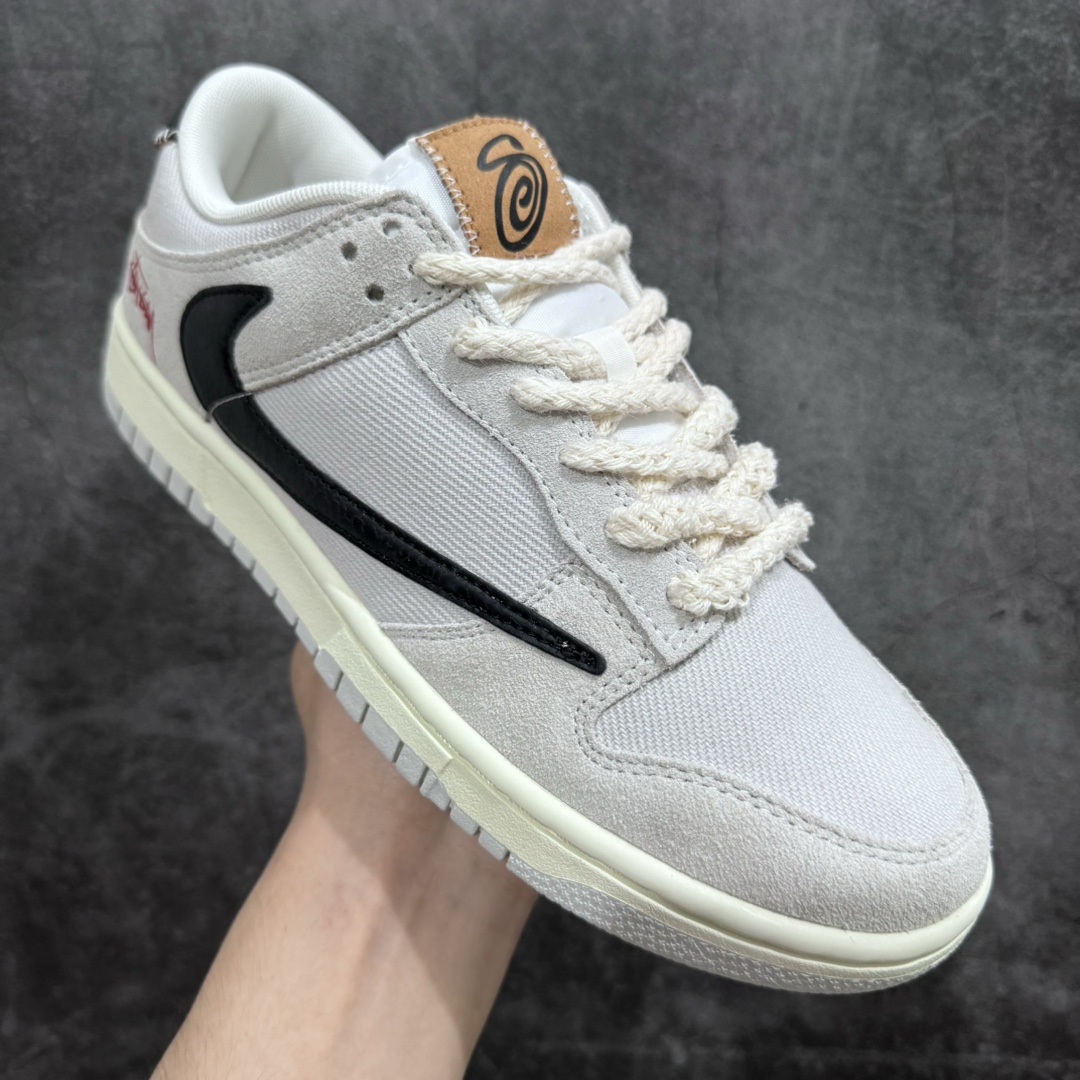 图片[3]-【纯原Z版】Stussy x NK SB Dunk Low 斯图西联名 米白 DD9776-068 独家原厂航空铝磨具打磨大底 鞋头坡度极致还原 原盒原配 圈内天花板工艺 原厂冲刀 超高清洁度 全鞋零毛边皮料切割 全套原楦原模倾力打造完美版型 采用原厂百宏鞋带以及原厂百宏织唛舌标 内标可供原厂几率过验 原厂中底布黄色点胶 原厂中底布拉帮走线遵循公司‼️nSIZE：36 36.5 37.5 38 38.5 39 40 40.5 41 42 42.5 43 44 44.5 45 46-莆田鞋批发中心