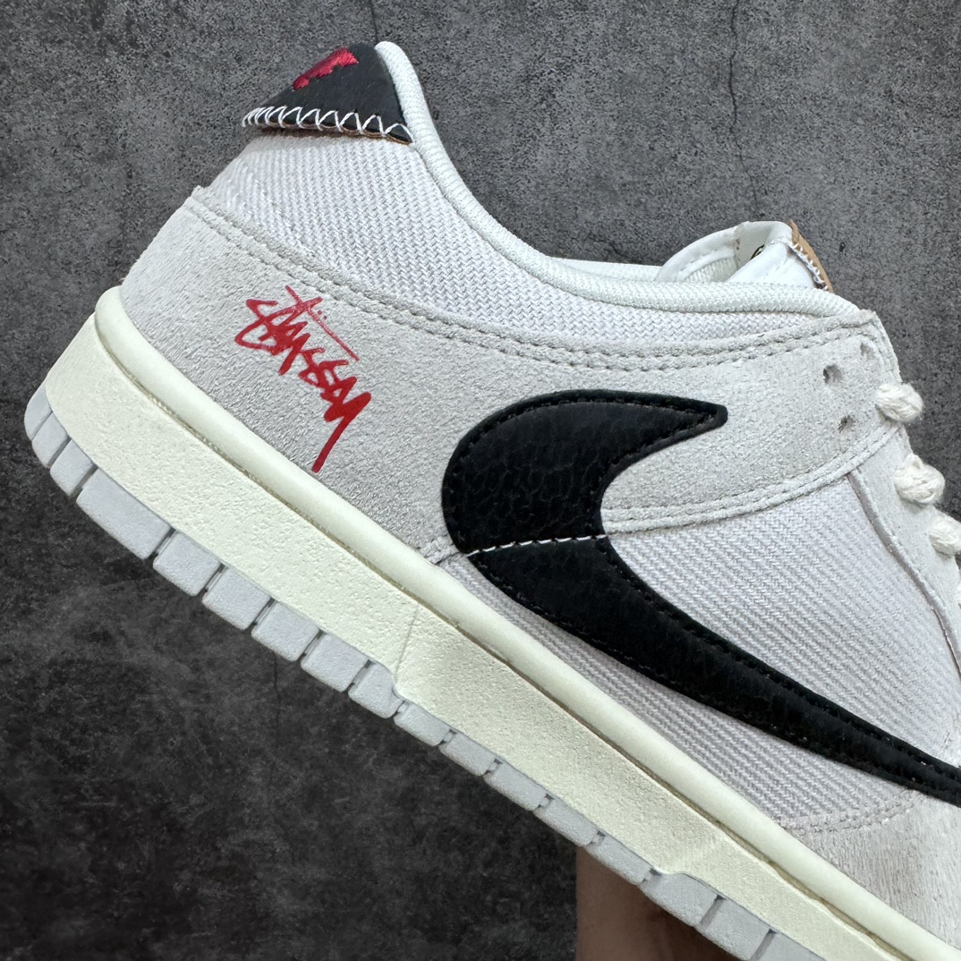 图片[9]-【纯原Z版】Stussy x NK SB Dunk Low 斯图西联名 米白 DD9776-068 独家原厂航空铝磨具打磨大底 鞋头坡度极致还原 原盒原配 圈内天花板工艺 原厂冲刀 超高清洁度 全鞋零毛边皮料切割 全套原楦原模倾力打造完美版型 采用原厂百宏鞋带以及原厂百宏织唛舌标 内标可供原厂几率过验 原厂中底布黄色点胶 原厂中底布拉帮走线遵循公司‼️nSIZE：36 36.5 37.5 38 38.5 39 40 40.5 41 42 42.5 43 44 44.5 45 46-莆田鞋批发中心