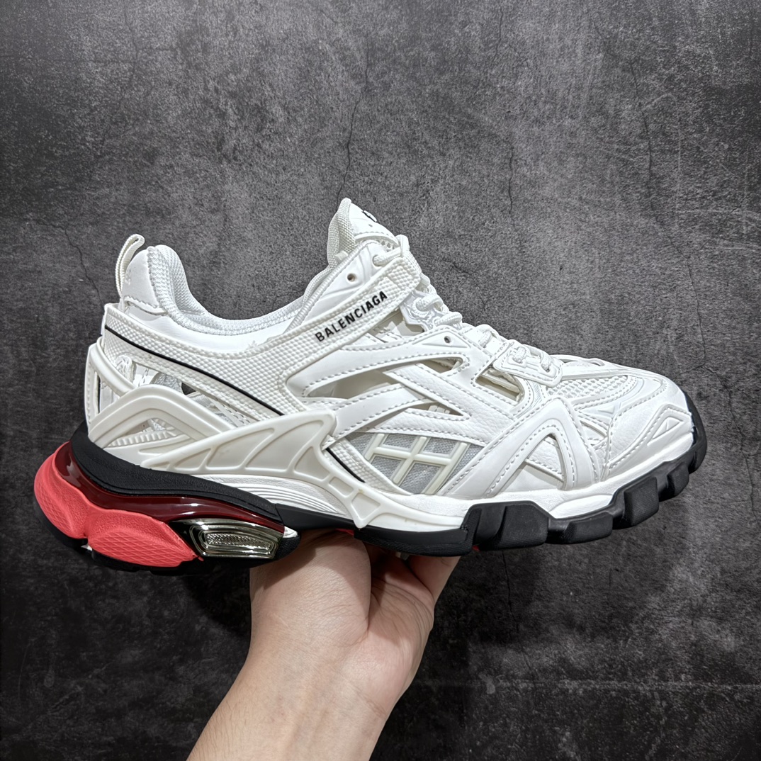 【VG升级版】BALENCIAGA Track 2.0巴黎世家四代复古老爹鞋 白黑红nn绝对的目前市场最好的版本n版型细节清洁度比x8 xK版要好n 全套原纸板楦头开发 最原汁原味的灵魂版型 全鞋荧光划线卡点 胶水把控整洁度追求极致完美 每一双都是工艺品 多重QC质检 超越公司货的品控标准 实实在在的免检产品 原盒原配 正确字体电绣 粗细、位置、大小正确 侧边TPU 透气孔匹配意产原版 正确气垫分离大底 TPU软底 原版一致大底LOGO 立体感十足 原厂皮料水洗做旧 采购原厂网纱 该款鞋采用网眼布和尼龙制成 不含皮革 鞋舌饰有Track.2橡胶品牌标识 外侧饰有橡胶品牌标识 泡沫后帮压印品牌标识 外底正面压印BB标识 由176块饰片拼接而成的铰接式鞋面 侧面配金属质感网眼布 内面配有额外金属光泽饰件 包含1副鞋带和1副备用鞋带 后帮配有拉环鞋提 动态鞋底设计 为双脚带来后续的助力  正常尺码Size：35 36 37 38 39 40 41 42 43 44 45 46-莆田鞋批发中心