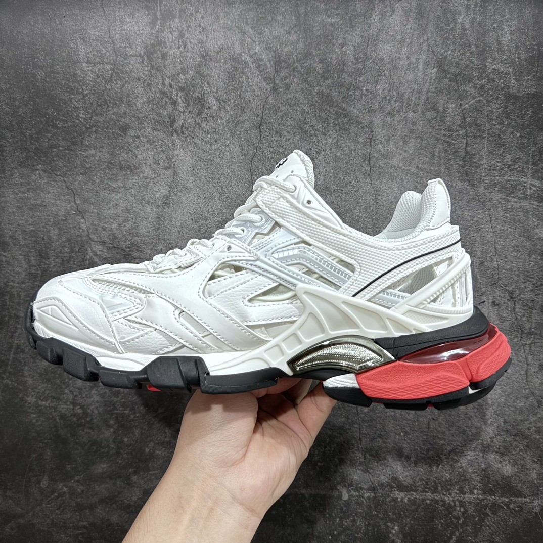 图片[2]-【VG升级版】BALENCIAGA Track 2.0巴黎世家四代复古老爹鞋 白黑红nn绝对的目前市场最好的版本n版型细节清洁度比x8 xK版要好n 全套原纸板楦头开发 最原汁原味的灵魂版型 全鞋荧光划线卡点 胶水把控整洁度追求极致完美 每一双都是工艺品 多重QC质检 超越公司货的品控标准 实实在在的免检产品 原盒原配 正确字体电绣 粗细、位置、大小正确 侧边TPU 透气孔匹配意产原版 正确气垫分离大底 TPU软底 原版一致大底LOGO 立体感十足 原厂皮料水洗做旧 采购原厂网纱 该款鞋采用网眼布和尼龙制成 不含皮革 鞋舌饰有Track.2橡胶品牌标识 外侧饰有橡胶品牌标识 泡沫后帮压印品牌标识 外底正面压印BB标识 由176块饰片拼接而成的铰接式鞋面 侧面配金属质感网眼布 内面配有额外金属光泽饰件 包含1副鞋带和1副备用鞋带 后帮配有拉环鞋提 动态鞋底设计 为双脚带来后续的助力  正常尺码Size：35 36 37 38 39 40 41 42 43 44 45 46-莆田鞋批发中心