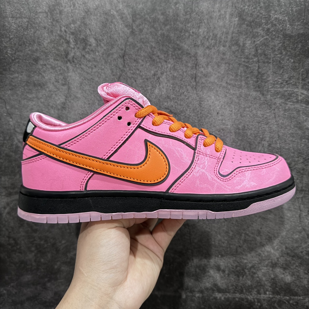 【Top版本】The Powerpuff Girls x NK SB Dunk Low 飞天小女警联名 粉色花花 FD2631-600全套原楦原模倾力打造完美版型 独家原厂航空铝磨具打磨大底 鞋头坡度极致还原 无解鞋型 原盒原配 圈内天花板工艺 原厂冲刀 超高清洁度 全鞋零毛边皮料切割 采用原厂百宏鞋带以及原厂百宏织唛舌标 内标可供原厂几率过验 原厂中底布点胶 原厂中底布拉帮走线遵循公司 SIZE：35.5 36 36.5 37.5 38 38.5 39 40 40.5 41 42 42.5 43 44 44.5 45 46 47.5-莆田鞋批发中心