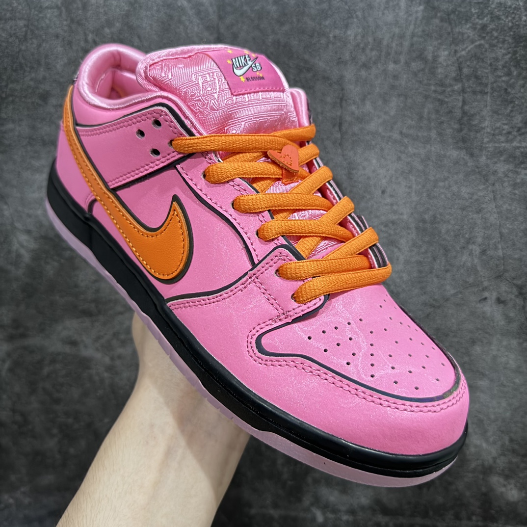 图片[3]-【Top版本】The Powerpuff Girls x NK SB Dunk Low 飞天小女警联名 粉色花花 FD2631-600全套原楦原模倾力打造完美版型 独家原厂航空铝磨具打磨大底 鞋头坡度极致还原 无解鞋型 原盒原配 圈内天花板工艺 原厂冲刀 超高清洁度 全鞋零毛边皮料切割 采用原厂百宏鞋带以及原厂百宏织唛舌标 内标可供原厂几率过验 原厂中底布点胶 原厂中底布拉帮走线遵循公司 SIZE：35.5 36 36.5 37.5 38 38.5 39 40 40.5 41 42 42.5 43 44 44.5 45 46 47.5-莆田鞋批发中心