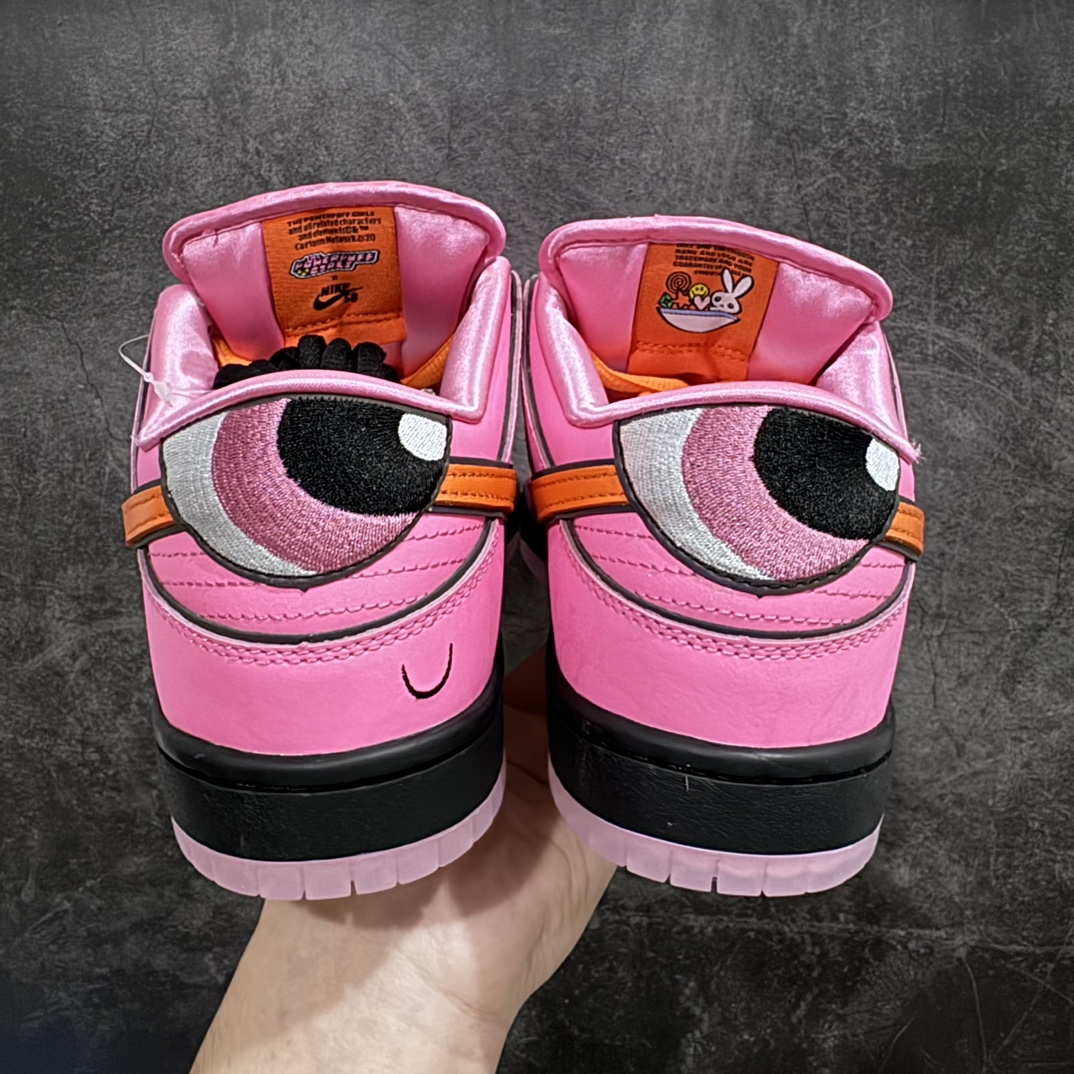 图片[4]-【Top版本】The Powerpuff Girls x NK SB Dunk Low 飞天小女警联名 粉色花花 FD2631-600全套原楦原模倾力打造完美版型 独家原厂航空铝磨具打磨大底 鞋头坡度极致还原 无解鞋型 原盒原配 圈内天花板工艺 原厂冲刀 超高清洁度 全鞋零毛边皮料切割 采用原厂百宏鞋带以及原厂百宏织唛舌标 内标可供原厂几率过验 原厂中底布点胶 原厂中底布拉帮走线遵循公司 SIZE：35.5 36 36.5 37.5 38 38.5 39 40 40.5 41 42 42.5 43 44 44.5 45 46 47.5-莆田鞋批发中心