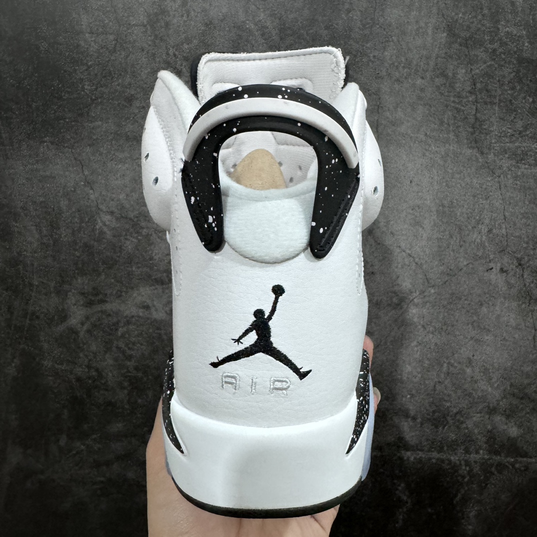 图片[4]-【外贸版】Air Jordan 6 Retro \”Reverse Oreo\” 高帮 白黑奥利奥 AJ6 乔丹6代 aj6 乔6 高邦 白黑色 乔丹篮球鞋系列 与红奥利奥不同，整双鞋以大面积的白色皮革打造，框架也辅以白色呈现，中底、鞋带扣和后跟鞋提等细节采用黑色点缀，辅以黑白泼墨，呼应「白黑奥利奥」主题。后跟处黑色刺绣Jumpman Logo，搭配Air Jordan 6惯用的淡蓝色半透明水晶大底，完成全部设计。整体颜值颇为干净素雅，能轻松适配日常穿搭，想必上脚也会有着不俗的效果。 货号：CT8529-112 尺码：40 40.5 41 42 42.5 43 44 44.5 45 46 47.5-莆田鞋批发中心