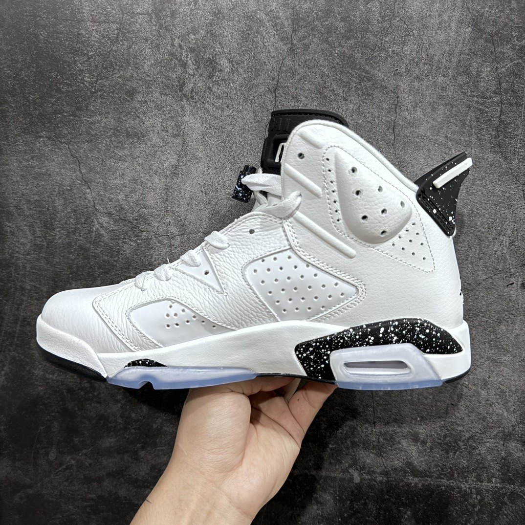 图片[2]-【外贸版】Air Jordan 6 Retro \”Reverse Oreo\” 高帮 白黑奥利奥 AJ6 乔丹6代 aj6 乔6 高邦 白黑色 乔丹篮球鞋系列 与红奥利奥不同，整双鞋以大面积的白色皮革打造，框架也辅以白色呈现，中底、鞋带扣和后跟鞋提等细节采用黑色点缀，辅以黑白泼墨，呼应「白黑奥利奥」主题。后跟处黑色刺绣Jumpman Logo，搭配Air Jordan 6惯用的淡蓝色半透明水晶大底，完成全部设计。整体颜值颇为干净素雅，能轻松适配日常穿搭，想必上脚也会有着不俗的效果。 货号：CT8529-112 尺码：40 40.5 41 42 42.5 43 44 44.5 45 46 47.5-莆田鞋批发中心