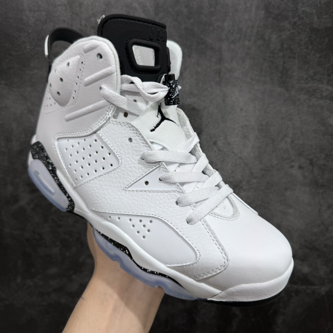 图片[3]-【外贸版】Air Jordan 6 Retro \”Reverse Oreo\” 高帮 白黑奥利奥 AJ6 乔丹6代 aj6 乔6 高邦 白黑色 乔丹篮球鞋系列 与红奥利奥不同，整双鞋以大面积的白色皮革打造，框架也辅以白色呈现，中底、鞋带扣和后跟鞋提等细节采用黑色点缀，辅以黑白泼墨，呼应「白黑奥利奥」主题。后跟处黑色刺绣Jumpman Logo，搭配Air Jordan 6惯用的淡蓝色半透明水晶大底，完成全部设计。整体颜值颇为干净素雅，能轻松适配日常穿搭，想必上脚也会有着不俗的效果。 货号：CT8529-112 尺码：40 40.5 41 42 42.5 43 44 44.5 45 46 47.5-莆田鞋批发中心