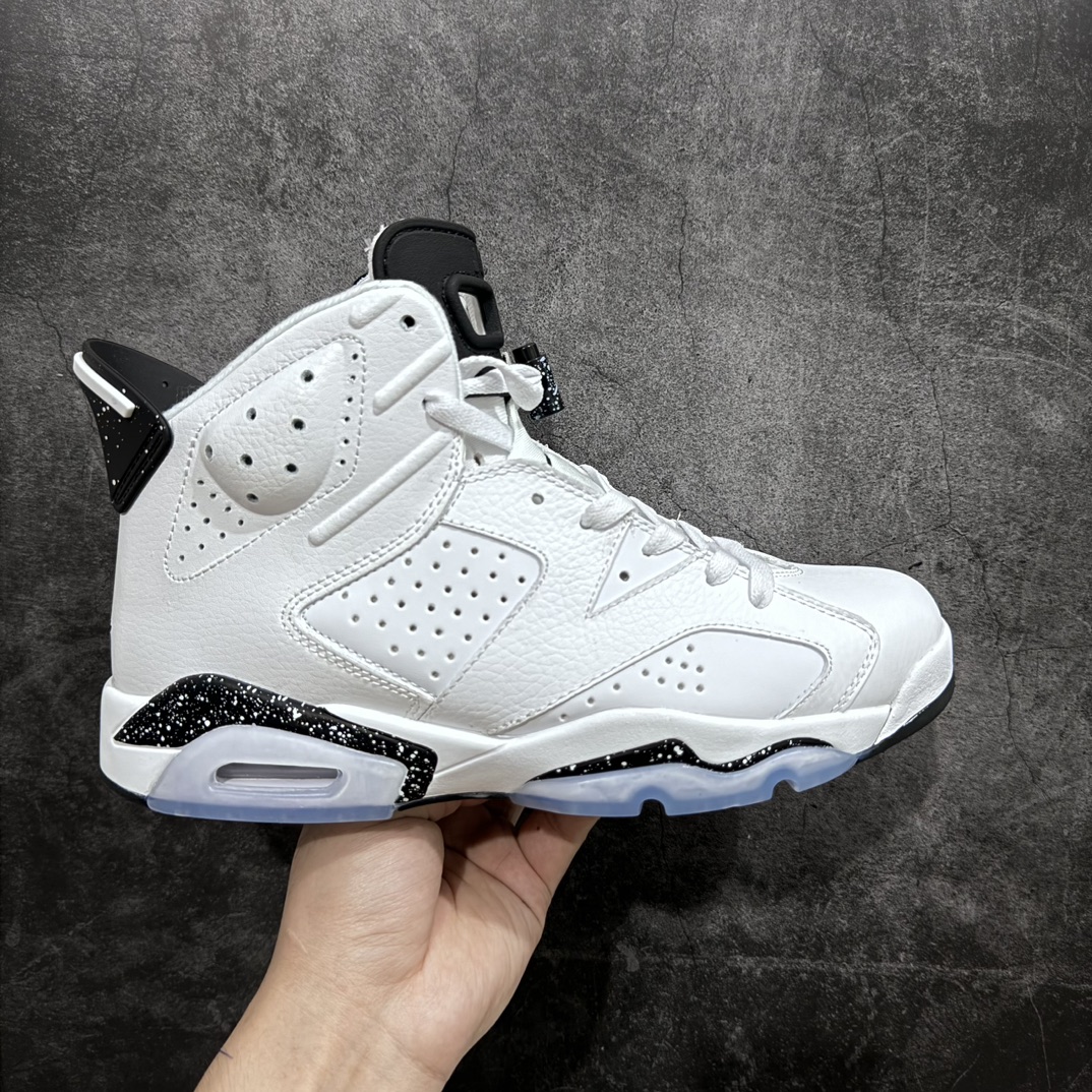 【外贸版】Air Jordan 6 Retro \”Reverse Oreo\” 高帮 白黑奥利奥 AJ6 乔丹6代 aj6 乔6 高邦 白黑色 乔丹篮球鞋系列 与红奥利奥不同，整双鞋以大面积的白色皮革打造，框架也辅以白色呈现，中底、鞋带扣和后跟鞋提等细节采用黑色点缀，辅以黑白泼墨，呼应「白黑奥利奥」主题。后跟处黑色刺绣Jumpman Logo，搭配Air Jordan 6惯用的淡蓝色半透明水晶大底，完成全部设计。整体颜值颇为干净素雅，能轻松适配日常穿搭，想必上脚也会有着不俗的效果。 货号：CT8529-112 尺码：40 40.5 41 42 42.5 43 44 44.5 45 46 47.5-莆田鞋批发中心