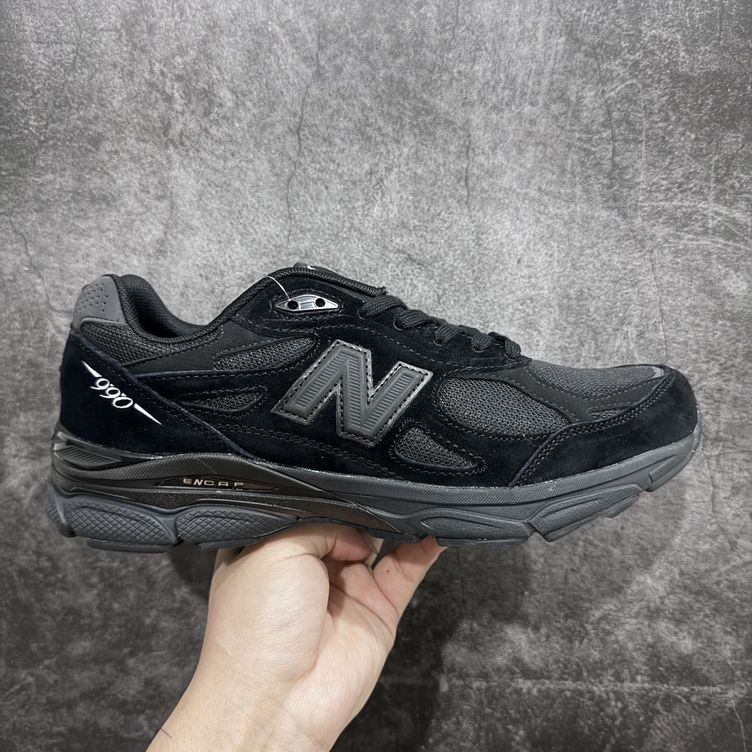 【K版纯原】 New Balance NB990V3 纯黑美产 第三代总统复古慢跑鞋M990TB3nn正确3M反光细节 原楦原纸版开发 正确6层组合底模精密开发 搭载全新碳素中底 后跟透明TPU水晶装饰条稳固 沿用了引以为傲的跑鞋手工技艺 采用猪皮绒面并包裹局部透气网面的鞋身设计 菱网鞋舌上刻有New Balance USA 鞋面依旧身着经典的大热之灰 彰显了其高端的品质身份  尺码：36 37 37.5 38 38.5 39 40 40.5 41.5 42 42.5 43 44 45-莆田鞋批发中心