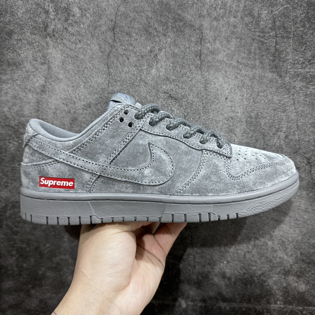 【定制版】Supreme x Nk SB Dunk Low 联名—大地灰 周年高端定制 低帮休闲板鞋 FC1688-121n#定制鞋盒 大厂纯原品质出货 超高清洁度 皮料切割干净无任何毛边 细节完美 尺码：36 36.5 37.5 38 38.5 39 40 40.5 41 42 42.5 43 44 44.5 45-莆田鞋批发中心