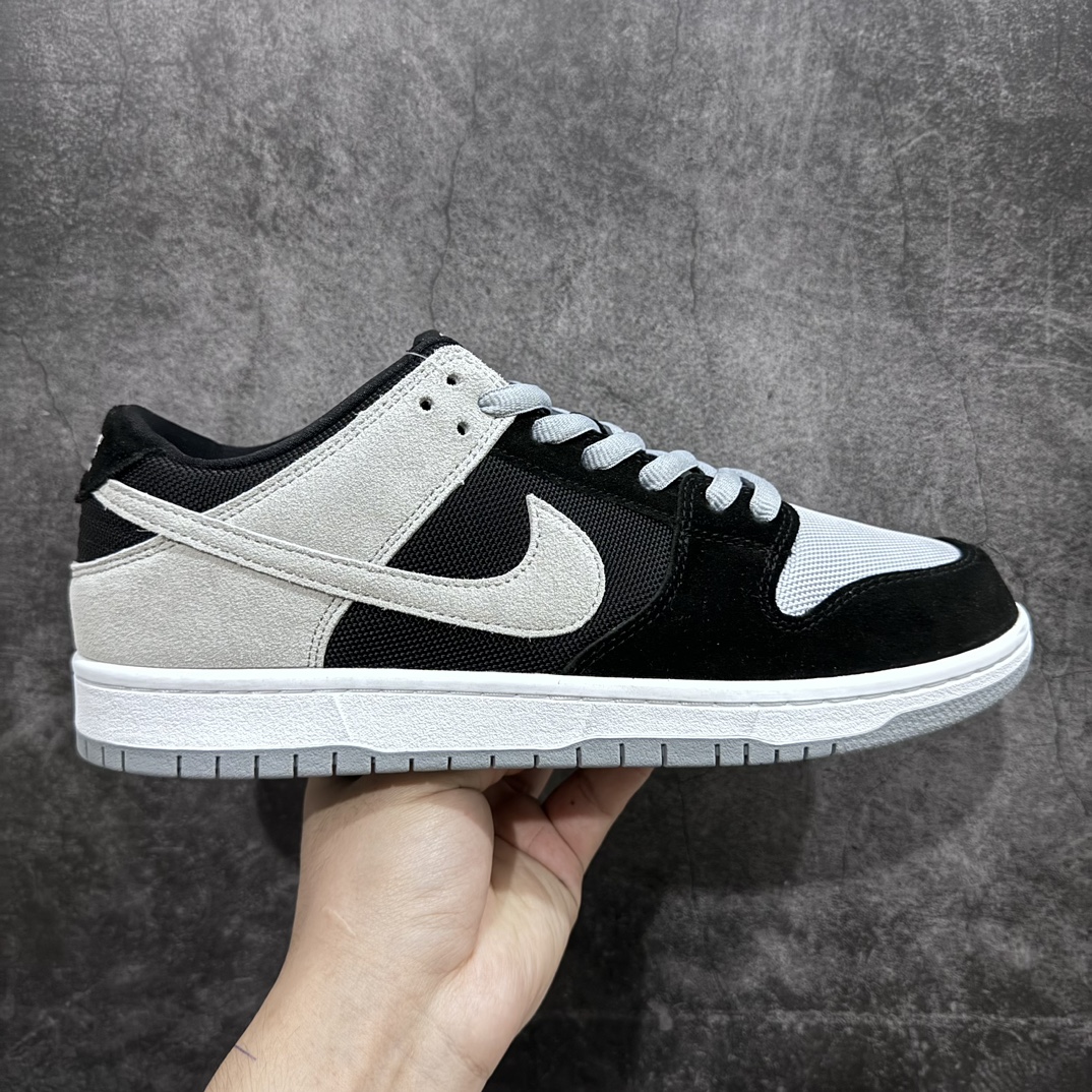 NIKE DUNK SB LOW 黑白奥利奥nDunk SB顾名思义，具有经典的Dunk血缘，又注入了更多的时尚元素。相较于普通的Dunk滑板鞋，改良版的Dunk SB加厚了鞋舌的填充，使舒适性大大提升，同时也更方便穿脱；中底部分则加入了脚感柔软舒适Zoom Air气垫，有效吸收滑板等极限运动在落地时带来的冲击力，为街头运动者们提供更好的保护  货号：854866-001 尺码：39 40 40.5 41 42 42.5 43 44 45-莆田鞋批发中心