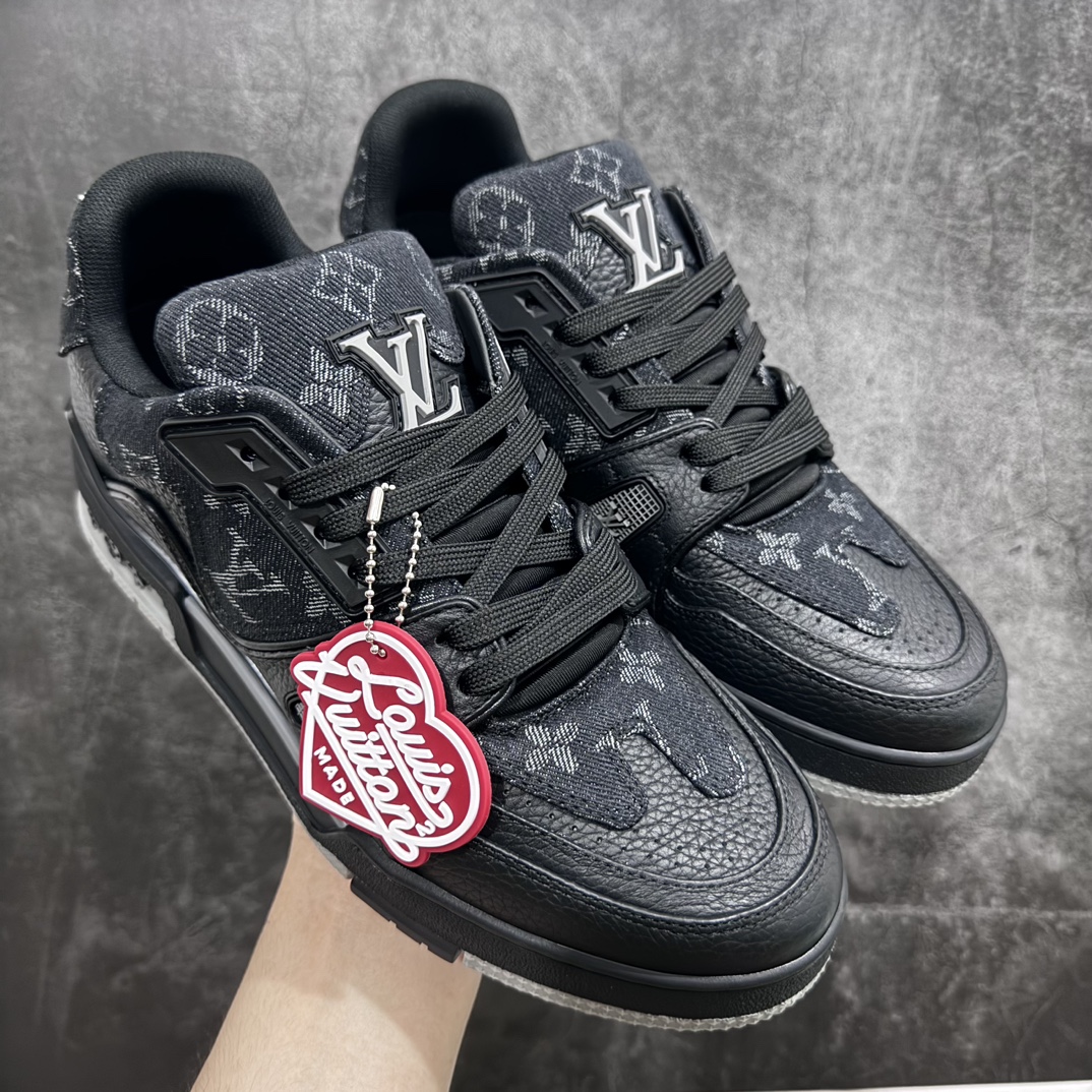 【顶级无胶礼盒有字版】nNigo x LV Trainer 低帮板鞋 黑色n全新顶级版本 完美鞋型 免检品质 全套代购包装说明书防尘布袋物件采用荔枝纹头层小牛革组合头层磨砂皮鞋面材质鞋垫嵌入超软脚感PU乳胶物料后跟耐弯折滴塑支撑片 全新开发TPR光泽组合隔色鞋底 Size：35 36 37 38 39 40 41 42 43 44 45n-莆田鞋批发中心