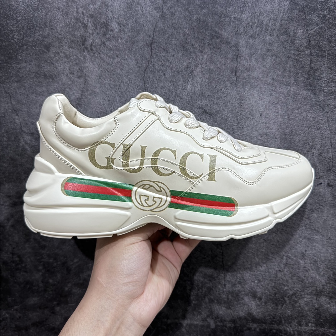 【广东顶级纯原】古驰 低帮 象牙白绿红色 意大利时装奢饰品牌·古驰 Gucci Rhyton Vintage Trainer Sneaker 古驰老爹5D皮革角状复古慢跑鞋 升级官方最新2023全套专柜星座配件及包装物(附送官方快递加固包装盒) 市售最高版本 全新海外专供批次 渠道原装订单 全身20几个细节点全部做到一致还原 吊打市面所有版本 独家原装套装配件官方同源 渠道原装订单 全套专柜包装物及配件 右脚鞋舌和外盒标嵌入核心防伪芯片装置 秒杀市面任何版本 意大利手工代工厂原楦 原面小牛皮 内里小羊皮同源出厂定制真丝绸防尘鞋套袋 原装雪梨形超软沙绒纸团 细节制造精品 专柜一致双透明贴标 尺码+长度 说明书单独贴附在外盒标上 原装代工底厂数据复模 配比还原度98% 回弹MD中底 加耐磨TPR耐磨外底（抗磨缓震）n 货号：528892 DRW00 9522 Size：35 36 37 38 39 40 41 42 43 44-莆田鞋批发中心