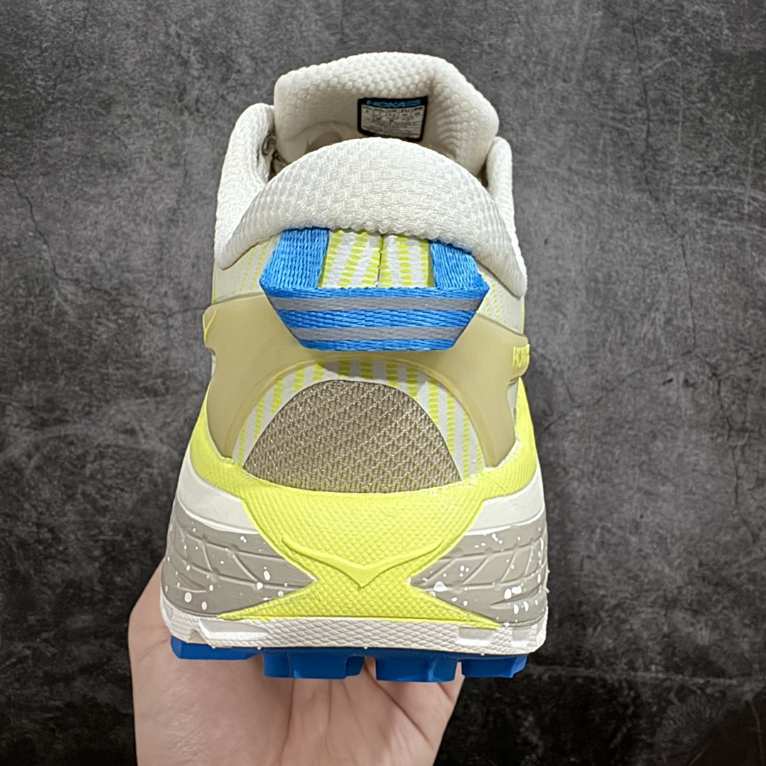 图片[4]-【公司级】HOKA ONE ONE Mafate Speed 2 Low 玛法特2代系列低帮轻量户外越野休闲运动慢跑鞋 HOKA ONE ONE 最近推出了一个胶囊系列 Origin Story 这个系列里的 Mafate Speed 2 可以说让我日思夜想有一阵子了 最近终于拔草 让我来分享一下这双也是上脚赞到爆的越野跑鞋吧 以阿尔卑斯山脉作为主题将亮黄色与蓝色调覆盖在这经典轮廓之上 配色的呈现效果相当亮眼 以至于很多人买这个配色是用来日常搭配的 鞋面采用超轻的无缝架构 轻薄的TPU贴在透气的鞋面材料上 减轻重量同时也保证了支撑性 鞋底则采用滚动平衡技术 引导跑者回归自然步态 祖传的神奇EVA材质中底依旧是一如既往地表现优秀 能提供充足的缓震 作为HOKA家的越野跑鞋 VIBRAM 橡胶大底也是必不可少的 即便在复杂湿滑的地形 依旧能有良好的抓地力及稳定性 鞋带采用了弹性不易松脱的扁宽弹性鞋带 前掌与中掌部分也进行了加宽 也更加适合亚洲人的脚型 是一款十分全面且足够强悍的户外硬核越野鞋 而这双极其亮眼的越野跑鞋恰好又是在江山一百中参赛的UTMB冠军 Ludovic POMMERET 夺冠时穿着的战靴 这就让它变得更加有吸引力了 用来日常搭配的话短裤是基本不挑 长裤我个人推荐阔腿裤 工装裤以及各种长筒牛仔裤都可以 尺码：36 36.5 37.5 38 38.5 39 40 40.5 41 42 42.5 43 44 44.5 45-选品中心