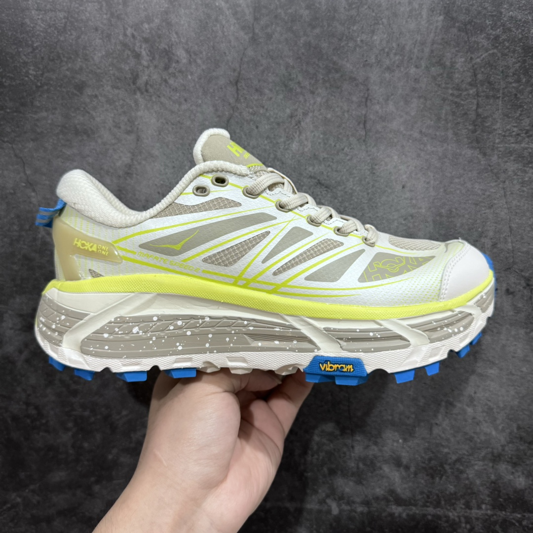 【公司级】HOKA ONE ONE Mafate Speed 2 Low 玛法特2代系列低帮轻量户外越野休闲运动慢跑鞋 HOKA ONE ONE 最近推出了一个胶囊系列 Origin Story 这个系列里的 Mafate Speed 2 可以说让我日思夜想有一阵子了 最近终于拔草 让我来分享一下这双也是上脚赞到爆的越野跑鞋吧 以阿尔卑斯山脉作为主题将亮黄色与蓝色调覆盖在这经典轮廓之上 配色的呈现效果相当亮眼 以至于很多人买这个配色是用来日常搭配的 鞋面采用超轻的无缝架构 轻薄的TPU贴在透气的鞋面材料上 减轻重量同时也保证了支撑性 鞋底则采用滚动平衡技术 引导跑者回归自然步态 祖传的神奇EVA材质中底依旧是一如既往地表现优秀 能提供充足的缓震 作为HOKA家的越野跑鞋 VIBRAM 橡胶大底也是必不可少的 即便在复杂湿滑的地形 依旧能有良好的抓地力及稳定性 鞋带采用了弹性不易松脱的扁宽弹性鞋带 前掌与中掌部分也进行了加宽 也更加适合亚洲人的脚型 是一款十分全面且足够强悍的户外硬核越野鞋 而这双极其亮眼的越野跑鞋恰好又是在江山一百中参赛的UTMB冠军 Ludovic POMMERET 夺冠时穿着的战靴 这就让它变得更加有吸引力了 用来日常搭配的话短裤是基本不挑 长裤我个人推荐阔腿裤 工装裤以及各种长筒牛仔裤都可以 尺码:36 36.5 37.5 38 38.5 39 40 40.5 41 42 42.5 43 44 44.5 45-选品中心