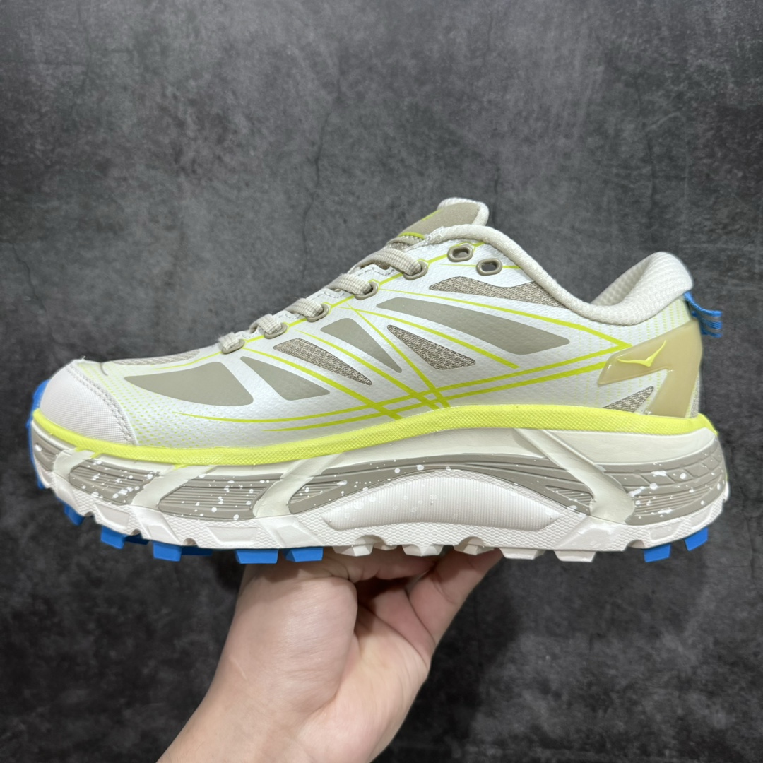 图片[2]-【公司级】HOKA ONE ONE Mafate Speed 2 Low 玛法特2代系列低帮轻量户外越野休闲运动慢跑鞋 HOKA ONE ONE 最近推出了一个胶囊系列 Origin Story 这个系列里的 Mafate Speed 2 可以说让我日思夜想有一阵子了 最近终于拔草 让我来分享一下这双也是上脚赞到爆的越野跑鞋吧 以阿尔卑斯山脉作为主题将亮黄色与蓝色调覆盖在这经典轮廓之上 配色的呈现效果相当亮眼 以至于很多人买这个配色是用来日常搭配的 鞋面采用超轻的无缝架构 轻薄的TPU贴在透气的鞋面材料上 减轻重量同时也保证了支撑性 鞋底则采用滚动平衡技术 引导跑者回归自然步态 祖传的神奇EVA材质中底依旧是一如既往地表现优秀 能提供充足的缓震 作为HOKA家的越野跑鞋 VIBRAM 橡胶大底也是必不可少的 即便在复杂湿滑的地形 依旧能有良好的抓地力及稳定性 鞋带采用了弹性不易松脱的扁宽弹性鞋带 前掌与中掌部分也进行了加宽 也更加适合亚洲人的脚型 是一款十分全面且足够强悍的户外硬核越野鞋 而这双极其亮眼的越野跑鞋恰好又是在江山一百中参赛的UTMB冠军 Ludovic POMMERET 夺冠时穿着的战靴 这就让它变得更加有吸引力了 用来日常搭配的话短裤是基本不挑 长裤我个人推荐阔腿裤 工装裤以及各种长筒牛仔裤都可以 尺码：36 36.5 37.5 38 38.5 39 40 40.5 41 42 42.5 43 44 44.5 45-选品中心