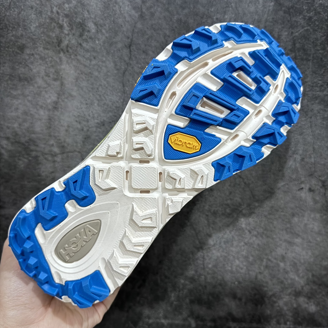 图片[9]-【公司级】HOKA ONE ONE Mafate Speed 2 Low 玛法特2代系列低帮轻量户外越野休闲运动慢跑鞋 HOKA ONE ONE 最近推出了一个胶囊系列 Origin Story 这个系列里的 Mafate Speed 2 可以说让我日思夜想有一阵子了 最近终于拔草 让我来分享一下这双也是上脚赞到爆的越野跑鞋吧 以阿尔卑斯山脉作为主题将亮黄色与蓝色调覆盖在这经典轮廓之上 配色的呈现效果相当亮眼 以至于很多人买这个配色是用来日常搭配的 鞋面采用超轻的无缝架构 轻薄的TPU贴在透气的鞋面材料上 减轻重量同时也保证了支撑性 鞋底则采用滚动平衡技术 引导跑者回归自然步态 祖传的神奇EVA材质中底依旧是一如既往地表现优秀 能提供充足的缓震 作为HOKA家的越野跑鞋 VIBRAM 橡胶大底也是必不可少的 即便在复杂湿滑的地形 依旧能有良好的抓地力及稳定性 鞋带采用了弹性不易松脱的扁宽弹性鞋带 前掌与中掌部分也进行了加宽 也更加适合亚洲人的脚型 是一款十分全面且足够强悍的户外硬核越野鞋 而这双极其亮眼的越野跑鞋恰好又是在江山一百中参赛的UTMB冠军 Ludovic POMMERET 夺冠时穿着的战靴 这就让它变得更加有吸引力了 用来日常搭配的话短裤是基本不挑 长裤我个人推荐阔腿裤 工装裤以及各种长筒牛仔裤都可以 尺码：36 36.5 37.5 38 38.5 39 40 40.5 41 42 42.5 43 44 44.5 45-选品中心