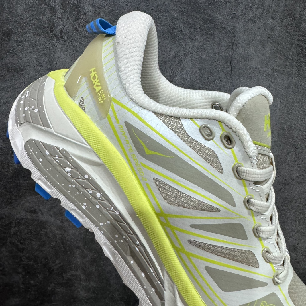 图片[7]-【公司级】HOKA ONE ONE Mafate Speed 2 Low 玛法特2代系列低帮轻量户外越野休闲运动慢跑鞋 HOKA ONE ONE 最近推出了一个胶囊系列 Origin Story 这个系列里的 Mafate Speed 2 可以说让我日思夜想有一阵子了 最近终于拔草 让我来分享一下这双也是上脚赞到爆的越野跑鞋吧 以阿尔卑斯山脉作为主题将亮黄色与蓝色调覆盖在这经典轮廓之上 配色的呈现效果相当亮眼 以至于很多人买这个配色是用来日常搭配的 鞋面采用超轻的无缝架构 轻薄的TPU贴在透气的鞋面材料上 减轻重量同时也保证了支撑性 鞋底则采用滚动平衡技术 引导跑者回归自然步态 祖传的神奇EVA材质中底依旧是一如既往地表现优秀 能提供充足的缓震 作为HOKA家的越野跑鞋 VIBRAM 橡胶大底也是必不可少的 即便在复杂湿滑的地形 依旧能有良好的抓地力及稳定性 鞋带采用了弹性不易松脱的扁宽弹性鞋带 前掌与中掌部分也进行了加宽 也更加适合亚洲人的脚型 是一款十分全面且足够强悍的户外硬核越野鞋 而这双极其亮眼的越野跑鞋恰好又是在江山一百中参赛的UTMB冠军 Ludovic POMMERET 夺冠时穿着的战靴 这就让它变得更加有吸引力了 用来日常搭配的话短裤是基本不挑 长裤我个人推荐阔腿裤 工装裤以及各种长筒牛仔裤都可以 尺码：36 36.5 37.5 38 38.5 39 40 40.5 41 42 42.5 43 44 44.5 45-选品中心