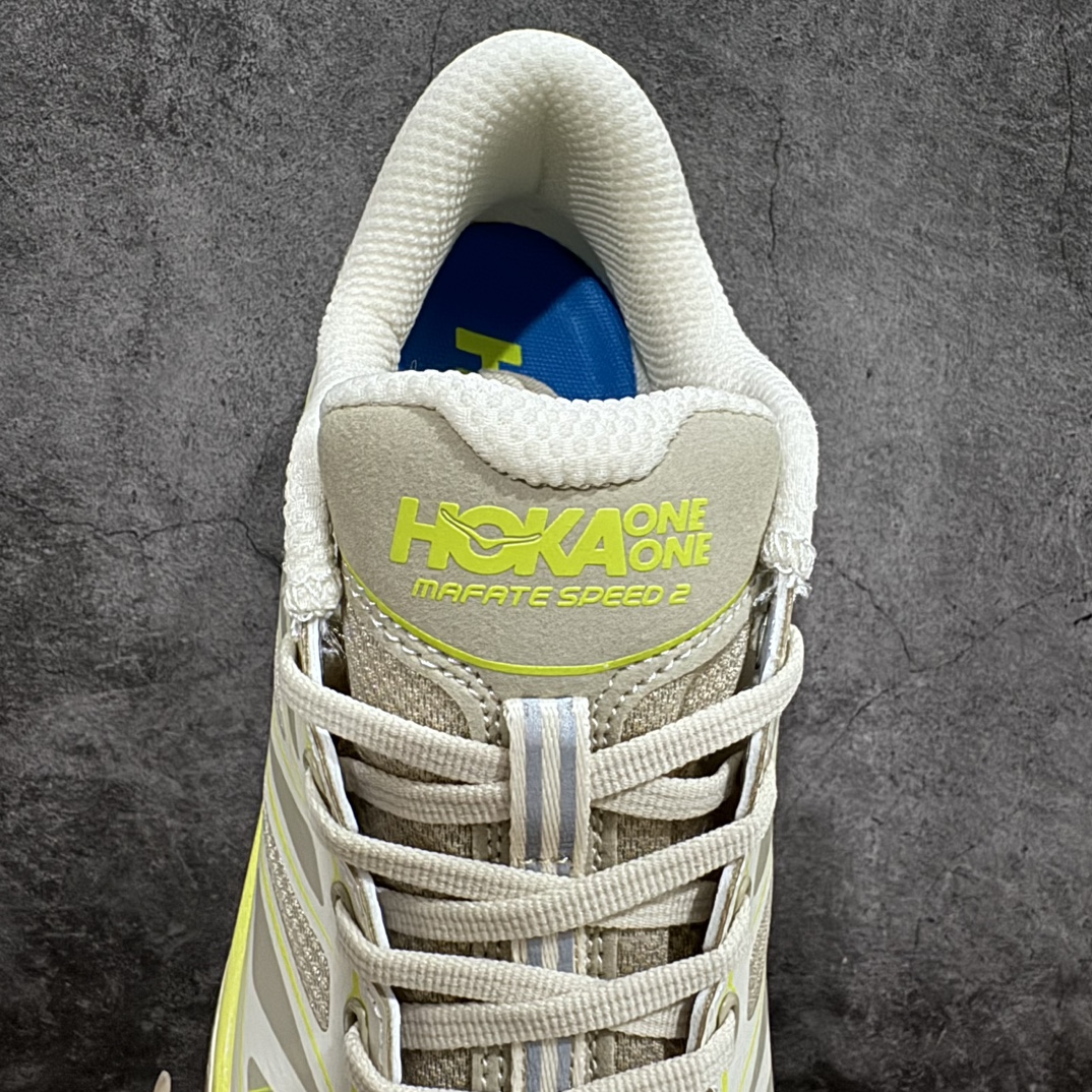 图片[8]-【公司级】HOKA ONE ONE Mafate Speed 2 Low 玛法特2代系列低帮轻量户外越野休闲运动慢跑鞋 HOKA ONE ONE 最近推出了一个胶囊系列 Origin Story 这个系列里的 Mafate Speed 2 可以说让我日思夜想有一阵子了 最近终于拔草 让我来分享一下这双也是上脚赞到爆的越野跑鞋吧 以阿尔卑斯山脉作为主题将亮黄色与蓝色调覆盖在这经典轮廓之上 配色的呈现效果相当亮眼 以至于很多人买这个配色是用来日常搭配的 鞋面采用超轻的无缝架构 轻薄的TPU贴在透气的鞋面材料上 减轻重量同时也保证了支撑性 鞋底则采用滚动平衡技术 引导跑者回归自然步态 祖传的神奇EVA材质中底依旧是一如既往地表现优秀 能提供充足的缓震 作为HOKA家的越野跑鞋 VIBRAM 橡胶大底也是必不可少的 即便在复杂湿滑的地形 依旧能有良好的抓地力及稳定性 鞋带采用了弹性不易松脱的扁宽弹性鞋带 前掌与中掌部分也进行了加宽 也更加适合亚洲人的脚型 是一款十分全面且足够强悍的户外硬核越野鞋 而这双极其亮眼的越野跑鞋恰好又是在江山一百中参赛的UTMB冠军 Ludovic POMMERET 夺冠时穿着的战靴 这就让它变得更加有吸引力了 用来日常搭配的话短裤是基本不挑 长裤我个人推荐阔腿裤 工装裤以及各种长筒牛仔裤都可以 尺码：36 36.5 37.5 38 38.5 39 40 40.5 41 42 42.5 43 44 44.5 45-选品中心