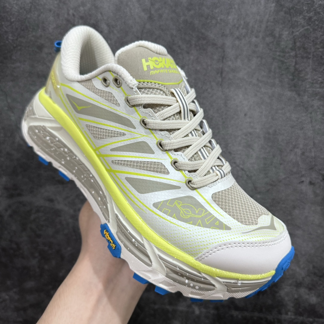 图片[3]-【公司级】HOKA ONE ONE Mafate Speed 2 Low 玛法特2代系列低帮轻量户外越野休闲运动慢跑鞋 HOKA ONE ONE 最近推出了一个胶囊系列 Origin Story 这个系列里的 Mafate Speed 2 可以说让我日思夜想有一阵子了 最近终于拔草 让我来分享一下这双也是上脚赞到爆的越野跑鞋吧 以阿尔卑斯山脉作为主题将亮黄色与蓝色调覆盖在这经典轮廓之上 配色的呈现效果相当亮眼 以至于很多人买这个配色是用来日常搭配的 鞋面采用超轻的无缝架构 轻薄的TPU贴在透气的鞋面材料上 减轻重量同时也保证了支撑性 鞋底则采用滚动平衡技术 引导跑者回归自然步态 祖传的神奇EVA材质中底依旧是一如既往地表现优秀 能提供充足的缓震 作为HOKA家的越野跑鞋 VIBRAM 橡胶大底也是必不可少的 即便在复杂湿滑的地形 依旧能有良好的抓地力及稳定性 鞋带采用了弹性不易松脱的扁宽弹性鞋带 前掌与中掌部分也进行了加宽 也更加适合亚洲人的脚型 是一款十分全面且足够强悍的户外硬核越野鞋 而这双极其亮眼的越野跑鞋恰好又是在江山一百中参赛的UTMB冠军 Ludovic POMMERET 夺冠时穿着的战靴 这就让它变得更加有吸引力了 用来日常搭配的话短裤是基本不挑 长裤我个人推荐阔腿裤 工装裤以及各种长筒牛仔裤都可以 尺码：36 36.5 37.5 38 38.5 39 40 40.5 41 42 42.5 43 44 44.5 45-选品中心