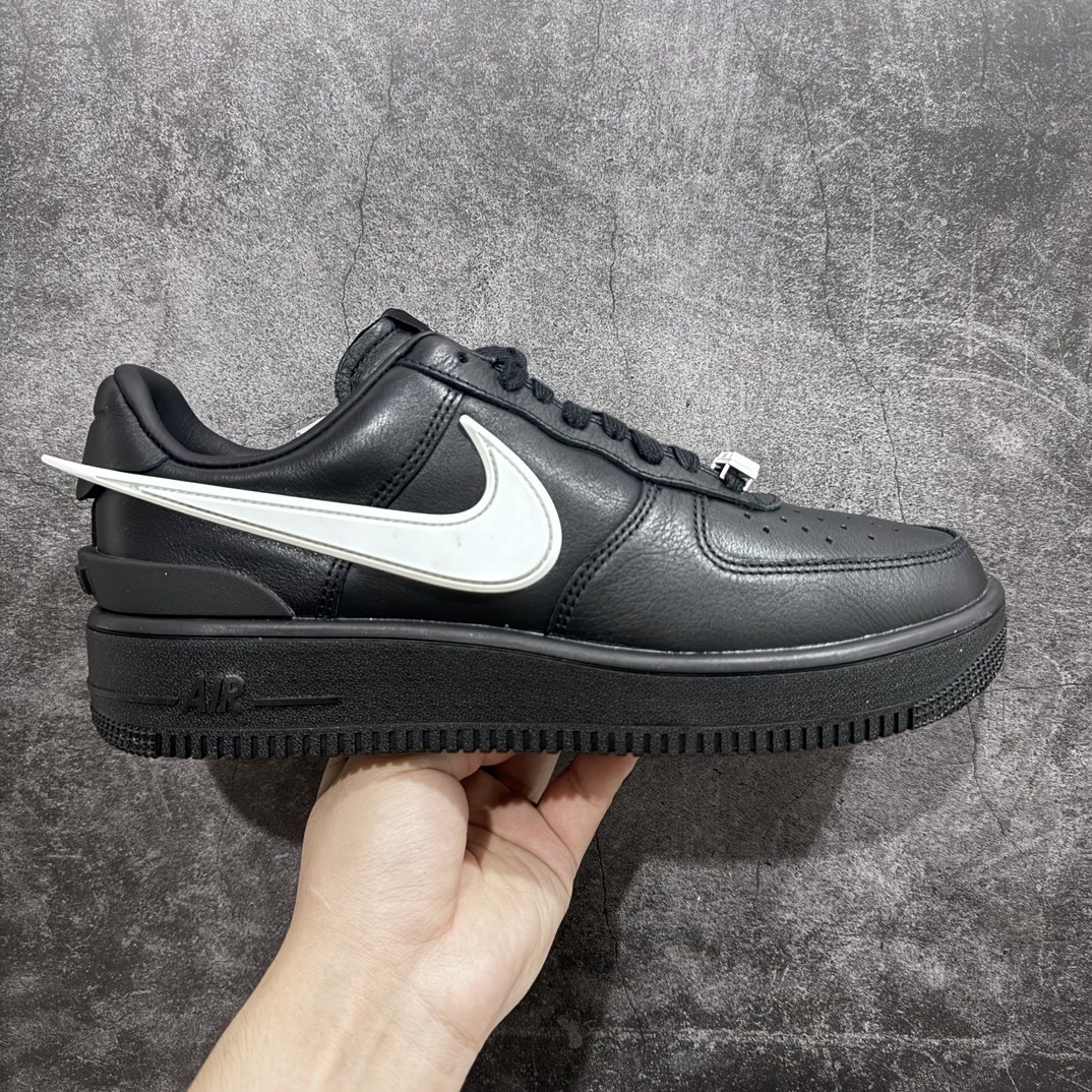 【莞顶LJR版】 Ambush x AF1 Air Force 1 Low 空军一号低帮运动板鞋 联名大钩黑色白钩 DV3464-001nn市场最优版本 完美品控 全套原原楦纸版 原厂Prime Asia贝利进口皮料加持 越南原大装底数据 私模大底最大开发至47.5 左右脚Logo不同 注意区分 全鞋电脑针车 工整有序 视觉效果满分 新版鞋撑改用纸团代替 原厂港宝加持完美还原灵魂版型 原盒原配从里到外百分百还原 所有细节均可匹配公司原版 发外贸可100%充正SIZE：36-47.5n-莆田鞋批发中心