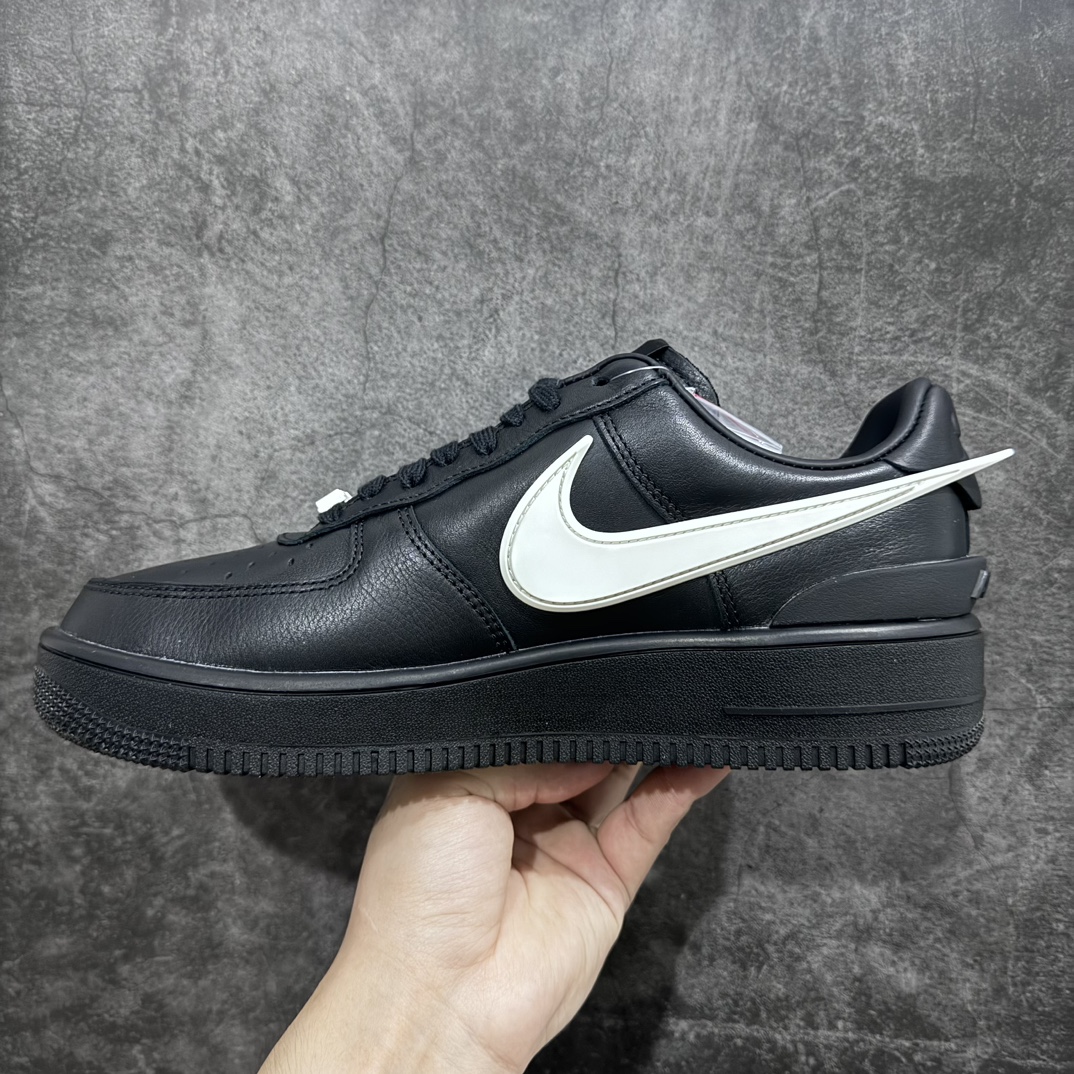 图片[2]-【莞顶LJR版】 Ambush x AF1 Air Force 1 Low 空军一号低帮运动板鞋 联名大钩黑色白钩 DV3464-001nn市场最优版本 完美品控 全套原原楦纸版 原厂Prime Asia贝利进口皮料加持 越南原大装底数据 私模大底最大开发至47.5 左右脚Logo不同 注意区分 全鞋电脑针车 工整有序 视觉效果满分 新版鞋撑改用纸团代替 原厂港宝加持完美还原灵魂版型 原盒原配从里到外百分百还原 所有细节均可匹配公司原版 发外贸可100%充正SIZE：36-47.5n-莆田鞋批发中心