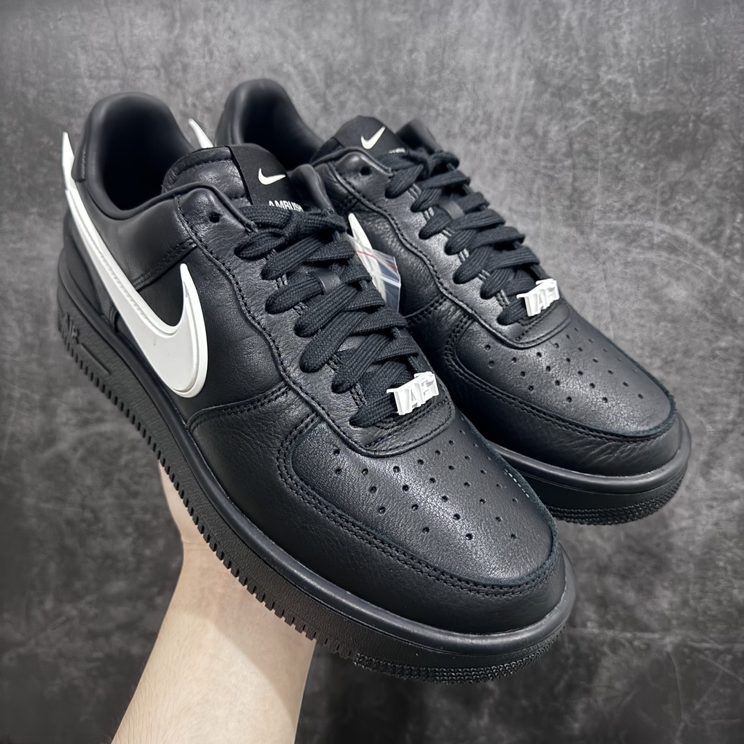 【莞顶LJR版】 Ambush x AF1 Air Force 1 Low 空军一号低帮运动板鞋 联名大钩黑色白钩 DV3464-001nn市场最优版本 完美品控 全套原原楦纸版 原厂Prime Asia贝利进口皮料加持 越南原大装底数据 私模大底最大开发至47.5 左右脚Logo不同 注意区分 全鞋电脑针车 工整有序 视觉效果满分 新版鞋撑改用纸团代替 原厂港宝加持完美还原灵魂版型 原盒原配从里到外百分百还原 所有细节均可匹配公司原版 发外贸可100%充正SIZE：36-47.5n-莆田鞋批发中心