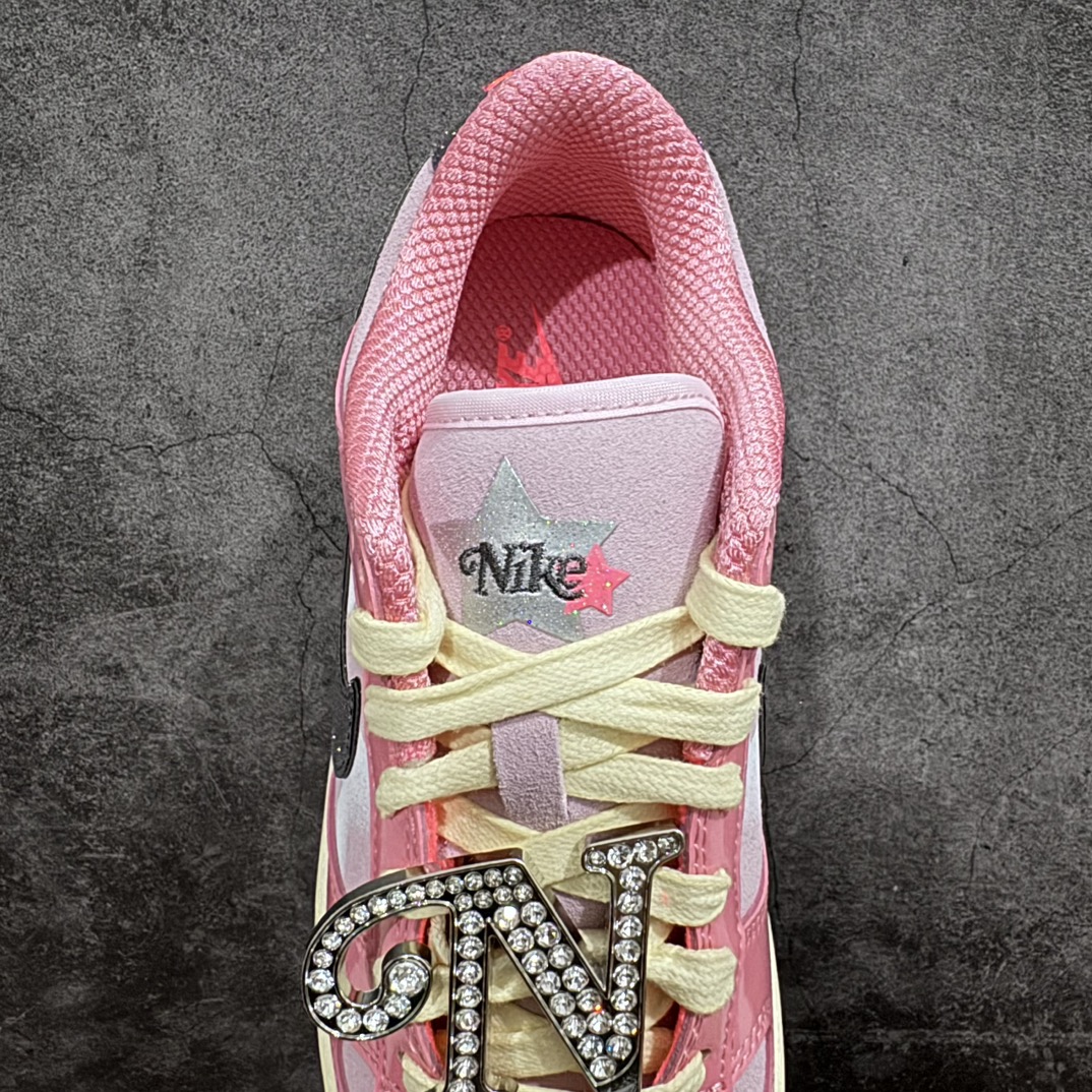 图片[8]-【Top版本】NK Dunk Low \” Hot Punch and Pink Foam \” 低帮运动休闲板鞋 芭比粉 FN8927-621 专业大厂出品 行业领头羊版本n采用大量粉色元素组成，搭配优质漆皮面料，缀以鞋舌处的水钻装饰，助你秀出个性型格。 #独家原版原盒 原底原料 开模打造 #原厂织唛鞋标 高精密准度 #原楦原纸板开发 匹配原版98%以上 #后跟垫棉独家呈现 反口里弧度正确 #原厂鞋垫 背胶 后跟电绣针数 与正品一致 #原厂皮料 原厂车缝线 质感无敌 #皮料切割干净 无任何毛边 清洁度细节完美 尺码：36 36.5 37.5 38 38.5 39 40-莆田鞋批发中心