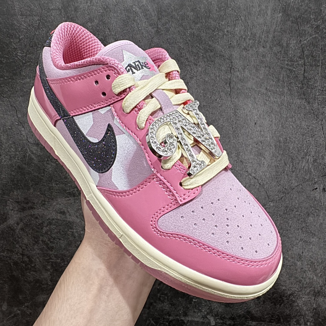 图片[3]-【Top版本】NK Dunk Low \” Hot Punch and Pink Foam \” 低帮运动休闲板鞋 芭比粉 FN8927-621 专业大厂出品 行业领头羊版本n采用大量粉色元素组成，搭配优质漆皮面料，缀以鞋舌处的水钻装饰，助你秀出个性型格。 #独家原版原盒 原底原料 开模打造 #原厂织唛鞋标 高精密准度 #原楦原纸板开发 匹配原版98%以上 #后跟垫棉独家呈现 反口里弧度正确 #原厂鞋垫 背胶 后跟电绣针数 与正品一致 #原厂皮料 原厂车缝线 质感无敌 #皮料切割干净 无任何毛边 清洁度细节完美 尺码：36 36.5 37.5 38 38.5 39 40-莆田鞋批发中心