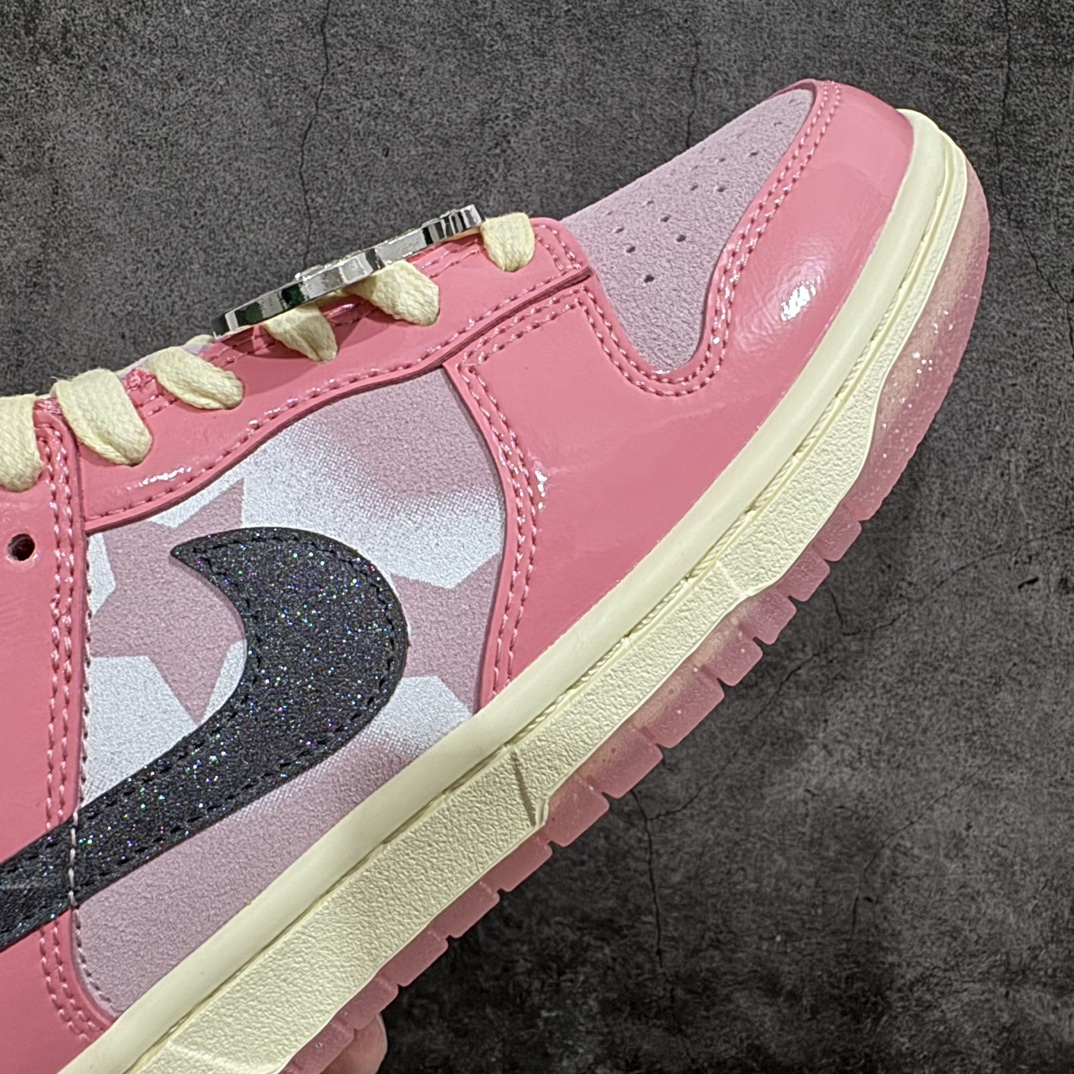 图片[6]-【Top版本】NK Dunk Low \” Hot Punch and Pink Foam \” 低帮运动休闲板鞋 芭比粉 FN8927-621 专业大厂出品 行业领头羊版本n采用大量粉色元素组成，搭配优质漆皮面料，缀以鞋舌处的水钻装饰，助你秀出个性型格。 #独家原版原盒 原底原料 开模打造 #原厂织唛鞋标 高精密准度 #原楦原纸板开发 匹配原版98%以上 #后跟垫棉独家呈现 反口里弧度正确 #原厂鞋垫 背胶 后跟电绣针数 与正品一致 #原厂皮料 原厂车缝线 质感无敌 #皮料切割干净 无任何毛边 清洁度细节完美 尺码：36 36.5 37.5 38 38.5 39 40-莆田鞋批发中心