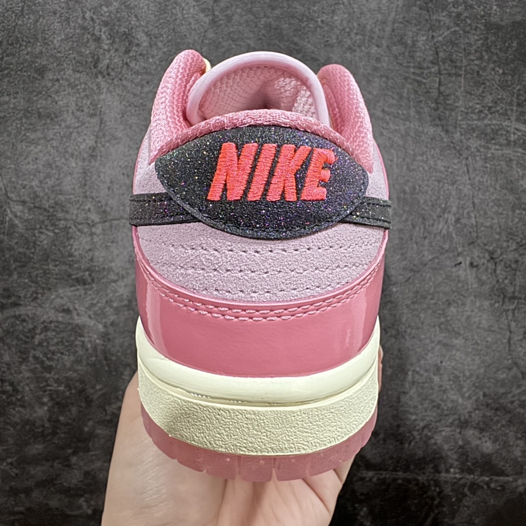 图片[4]-【Top版本】NK Dunk Low \” Hot Punch and Pink Foam \” 低帮运动休闲板鞋 芭比粉 FN8927-621 专业大厂出品 行业领头羊版本n采用大量粉色元素组成，搭配优质漆皮面料，缀以鞋舌处的水钻装饰，助你秀出个性型格。 #独家原版原盒 原底原料 开模打造 #原厂织唛鞋标 高精密准度 #原楦原纸板开发 匹配原版98%以上 #后跟垫棉独家呈现 反口里弧度正确 #原厂鞋垫 背胶 后跟电绣针数 与正品一致 #原厂皮料 原厂车缝线 质感无敌 #皮料切割干净 无任何毛边 清洁度细节完美 尺码：36 36.5 37.5 38 38.5 39 40-莆田鞋批发中心