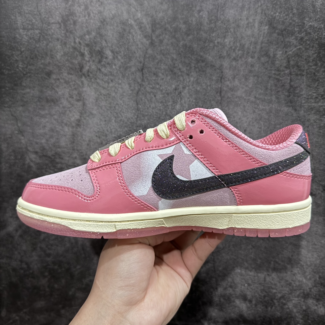 图片[2]-【Top版本】NK Dunk Low \” Hot Punch and Pink Foam \” 低帮运动休闲板鞋 芭比粉 FN8927-621 专业大厂出品 行业领头羊版本n采用大量粉色元素组成，搭配优质漆皮面料，缀以鞋舌处的水钻装饰，助你秀出个性型格。 #独家原版原盒 原底原料 开模打造 #原厂织唛鞋标 高精密准度 #原楦原纸板开发 匹配原版98%以上 #后跟垫棉独家呈现 反口里弧度正确 #原厂鞋垫 背胶 后跟电绣针数 与正品一致 #原厂皮料 原厂车缝线 质感无敌 #皮料切割干净 无任何毛边 清洁度细节完美 尺码：36 36.5 37.5 38 38.5 39 40-莆田鞋批发中心