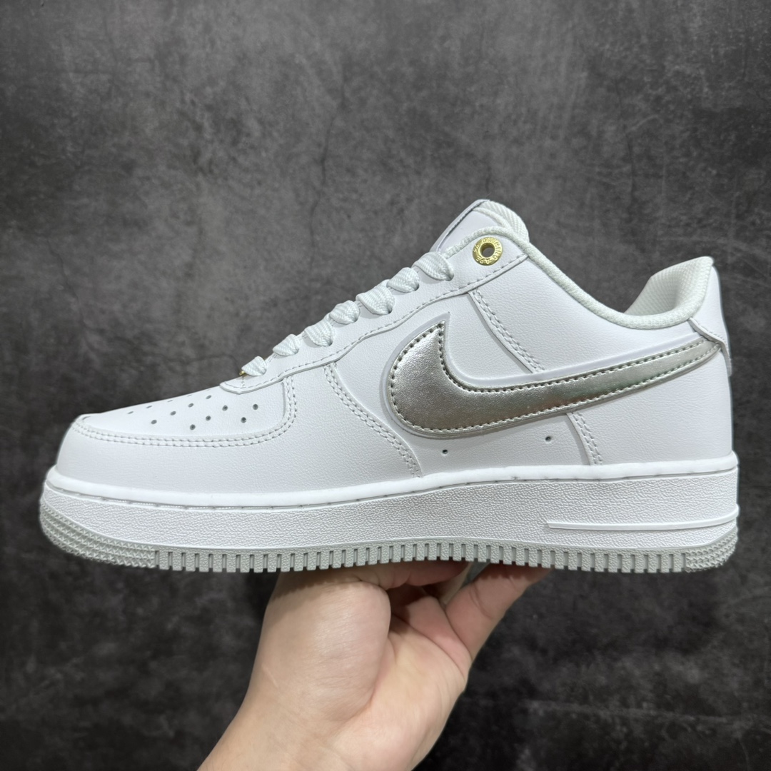 图片[2]-【公司级】Nike Air Force 1\’07\”40th Anniversary/White/Sliver\”空军经典低帮百搭休闲运动板鞋 40周年版白灰亮银小钩 XP9688-760n男女鞋真标半码制n原楦原纸版数据开发版型n采用硬质荔枝纹牛剖皮革鞋面材质 内置全掌Air Sole气垫  尺码：36 36.5 37.5 38 38.5 39 40 40.5 41 42 42.5 43 44 44.5 45-莆田鞋批发中心