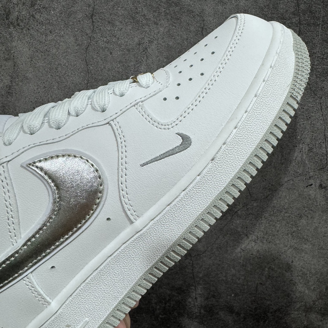 图片[6]-【公司级】Nike Air Force 1\’07\”40th Anniversary/White/Sliver\”空军经典低帮百搭休闲运动板鞋 40周年版白灰亮银小钩 XP9688-760n男女鞋真标半码制n原楦原纸版数据开发版型n采用硬质荔枝纹牛剖皮革鞋面材质 内置全掌Air Sole气垫  尺码：36 36.5 37.5 38 38.5 39 40 40.5 41 42 42.5 43 44 44.5 45-莆田鞋批发中心