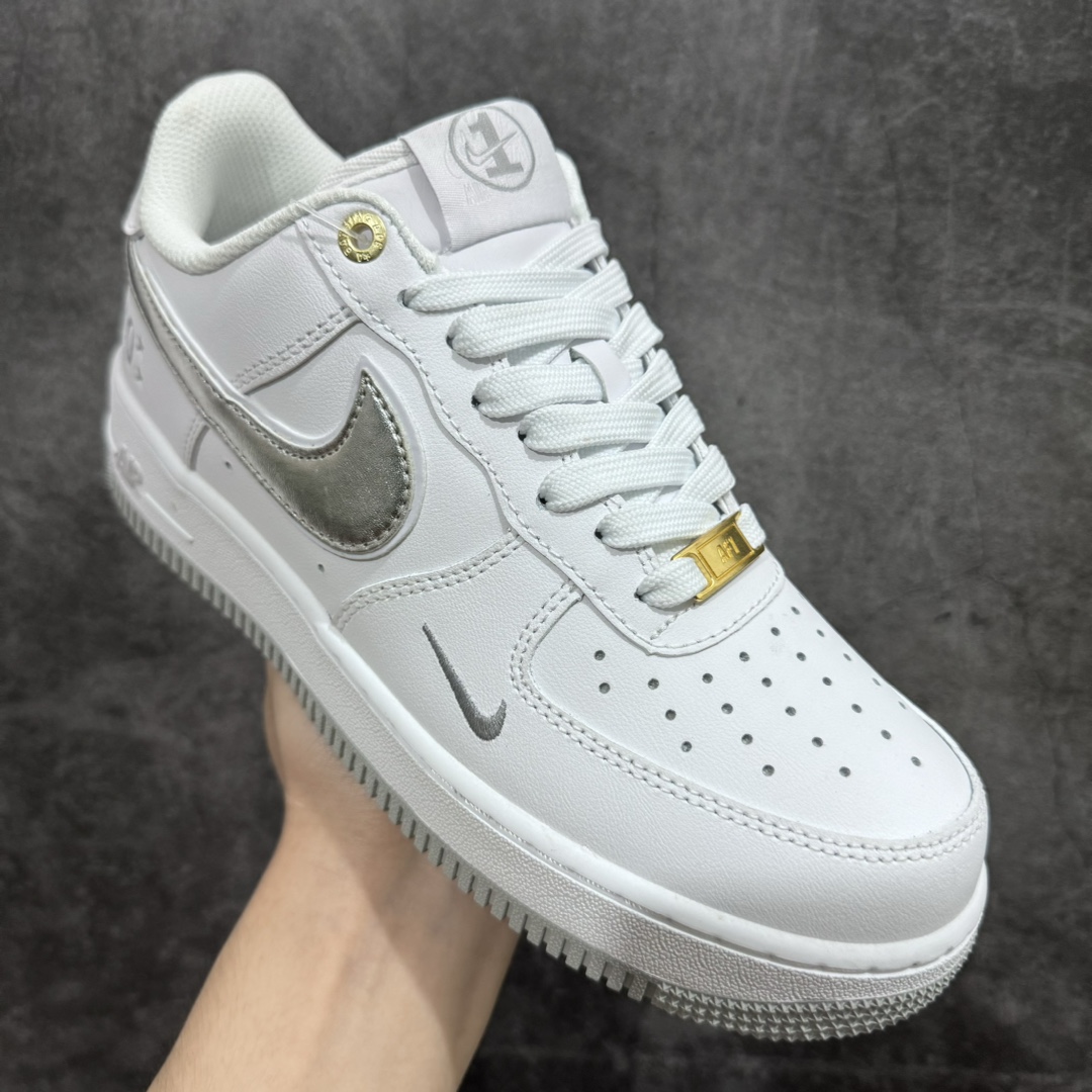 图片[3]-【公司级】Nike Air Force 1\’07\”40th Anniversary/White/Sliver\”空军经典低帮百搭休闲运动板鞋 40周年版白灰亮银小钩 XP9688-760n男女鞋真标半码制n原楦原纸版数据开发版型n采用硬质荔枝纹牛剖皮革鞋面材质 内置全掌Air Sole气垫  尺码：36 36.5 37.5 38 38.5 39 40 40.5 41 42 42.5 43 44 44.5 45-莆田鞋批发中心